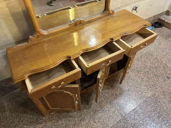 ميز تواليت تزگام درجه اولى 
نظافه 99‎%‎
للاستفسار: ***********
