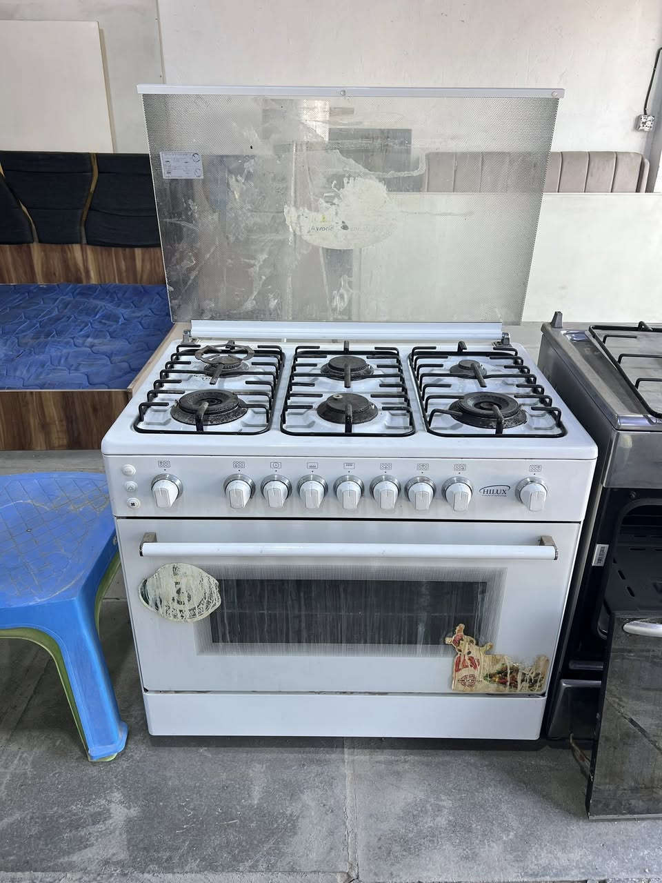 الثلاجة جديدة ستعمالها اقل من سبوع حته الليبلات بعدهن السعر 250 وبيهه مجال الطباخ نضيف كلش حته فرنه ممشتغل السعر 200 وبي مجال العنوان السيديه الهاتف ***********.
