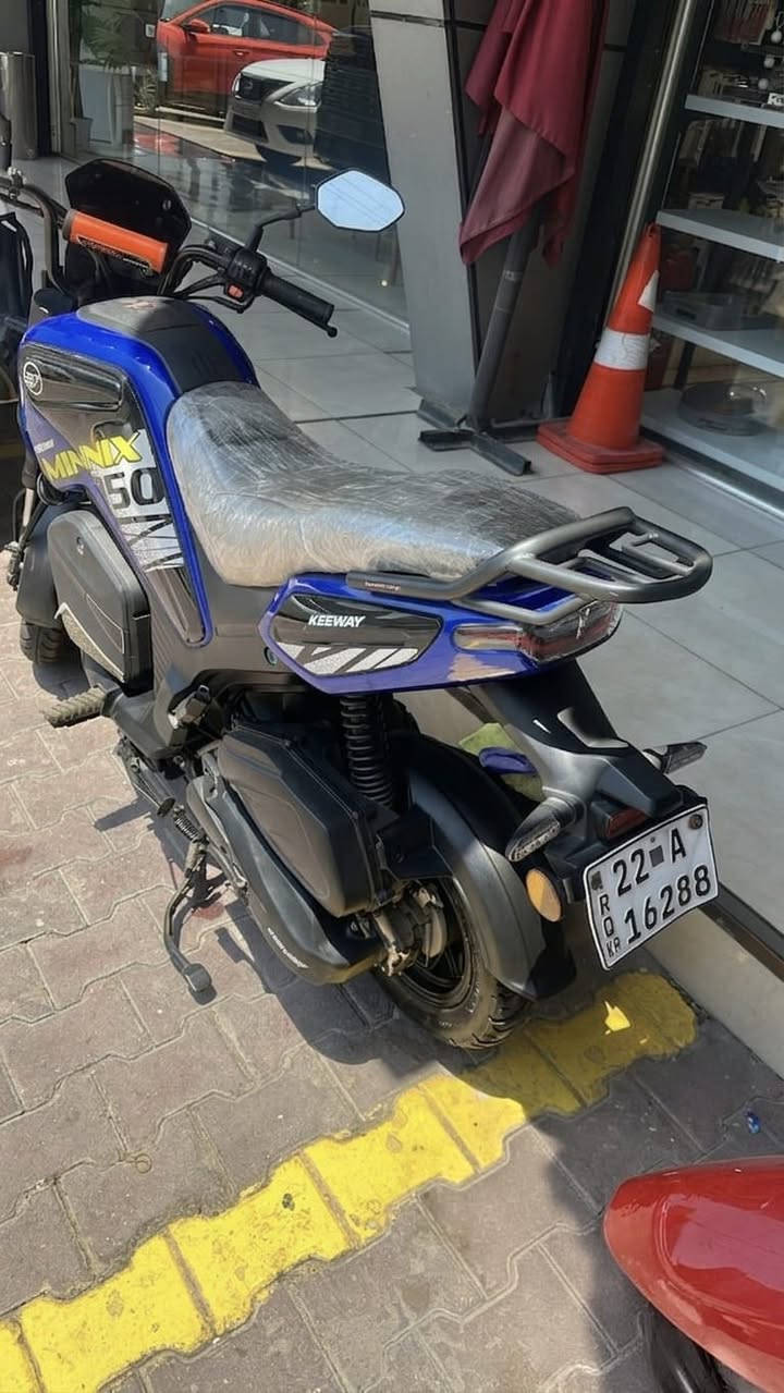 دراجة Keeway Minnix 150 (أوتماتيك) للبيع - بحالة ممتازة شبه جديدة! 🏍️
المواصفات والتفاصيل:
النوع والموديل: Keeway Minnix 150.
نظام القيادة: أوتماتيك (مريحة جداً وسهلة بالقيادة داخل المدينة).
الحالة: نظيفة جداً وبحالة ممتازة (الكشن لازال بـ جيس الوكالة مثل ما موضح بصورة 
الرقم: رقم أربيل.
طريقة التحويل: التحويل مباشرةً باسم المشتري ومن نفس الشركة اللي اشتريتها منها (المعاملة سهلة ومضمونة، لا أتعبك ولا تتعبني!).
💵 السعر:
2,150,000 دينار (مليونين ومية وخمسين ألف دينار عراقي).
📍 الموقع 
العنوان: بغداد - العرصات.
 للاستفسار والتواصل:
يرجى الاتصال مباشرة على الرقم التالي:
***********
