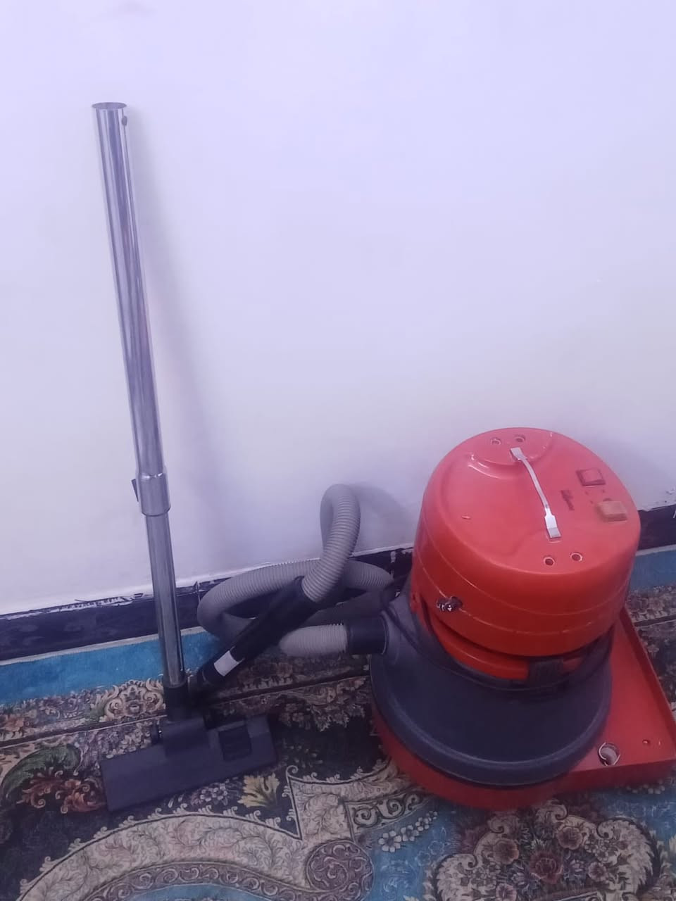 السلام عليكم 
متاح ثلاجه وسط نوع كونكورد لبناني ،ما بيه اي  ضرر شغاله .ومكنسه كهربائية ،بغداد مدينه 
*********** وتس.
