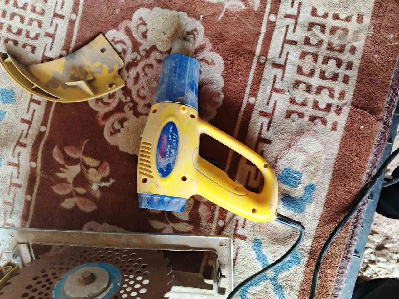 سلام عليكم عندي منشار  منضدي بيه كسر شغال بلور حراري شلع 40 هاتف ***********
