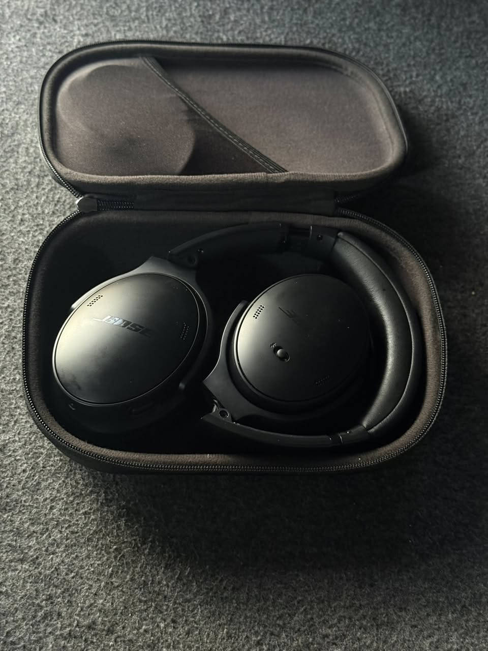 سماعة Bose QuietComfort هي سماعة رأس لاسلكية فاخرة من شركة Bose، وتعتبر واحدة من أفضل السماعات الرأس في السوق. إليك بعض المميزات الرئيسية لهذه السماعة:

- *التصميم والراحة*: تتميز سماعة Bose QC بتصميم أنيق وخفيف الوزن، مما يجعلها مناسبة للاستخدام لفترات طويلة.
- *الnoise cancellation*: تقدم سماعة QC نظامًا متقدمًا للتعرف على الضوضاء وتقليلها، مما يوفر تجربة استماع هادئة ومريحة.
- *الصوت العالي الجودة*: تقدم سماعة QC صوتًا عالي الجودة مع نطاق تردد واسع ووضوح صوتي ممتاز.
- *البطارية*: تتميز سماعة QC ببطارية تدوم لمدة تصل إلى 24 ساعة، مما يجعلها مناسبة للاستخدام لفترات طويلة.
- *التوافق*: تدعم سماعة QC تقنيات البلوتوث والويفي، مما يتيح لك الاتصال بها بسهولة مع أجهزتك الأخرى.
- *التحكم*: يمكنك التحكم في سماعة Bose QC باستخدام تطبيق Bose على هاتفك الذكي، مما يتيح لك ضبط الإعدادات وتغيير المسارات بسهولة.

بشكل عام، سماعة Bose QuietComfort هي سماعة رأس لاسلكية فاخرة تقدم صوتًا عالي الجودة وتصميمًا أنيقًا وراحةً ممتازة.
نضافه 100‎%‎
ضمان اسبوع 
مع حقيبة فقط وكيبل اوكس وكيبل شحن السعر (125 الف) مع  التوصيل


**إذا كنت صاحب هذا الإعلان وتريد حذفه لأي سبب، رجاءا أرسل رسالة إلى الدعم الفني**