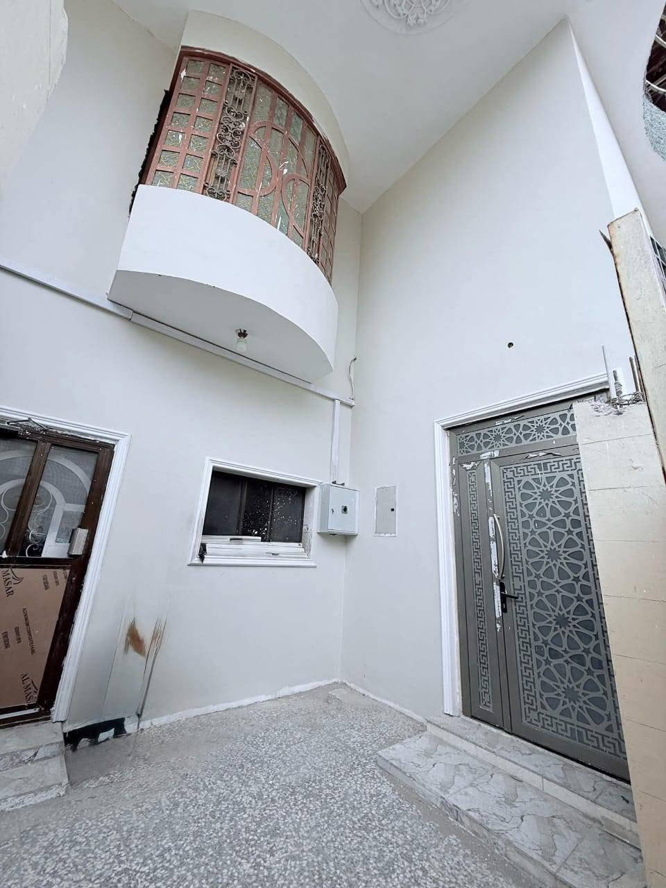 بيت للبيع بمساحة ٢٠٠ متر قرب حسينية البقيع (شارع إسماعيل) يبعد عن الشارع العام ٢٠٠ متر و على شارع مقرنص ٨ متر.
البيت مكون من ثلاث طوابق.
الطابق الأول يحتوي على استقبال و غرفتين نوم واحدة منهم فيها حمام و مطبخ حار و بارد و هول واسع.
و الثاني فيه ٤ غرف نوم، و الثالث فيه غرفة نوم واحدة.
الأرضية و الدرج مرمر.
طابو ملك صرف زراعي عراقي مكاتبة و وكالة و نسخة من الطابو. 
السعر ١٩٥ مليون و قابل للتفاوض.
‏‪***********‬‏ البصرة, العراق
