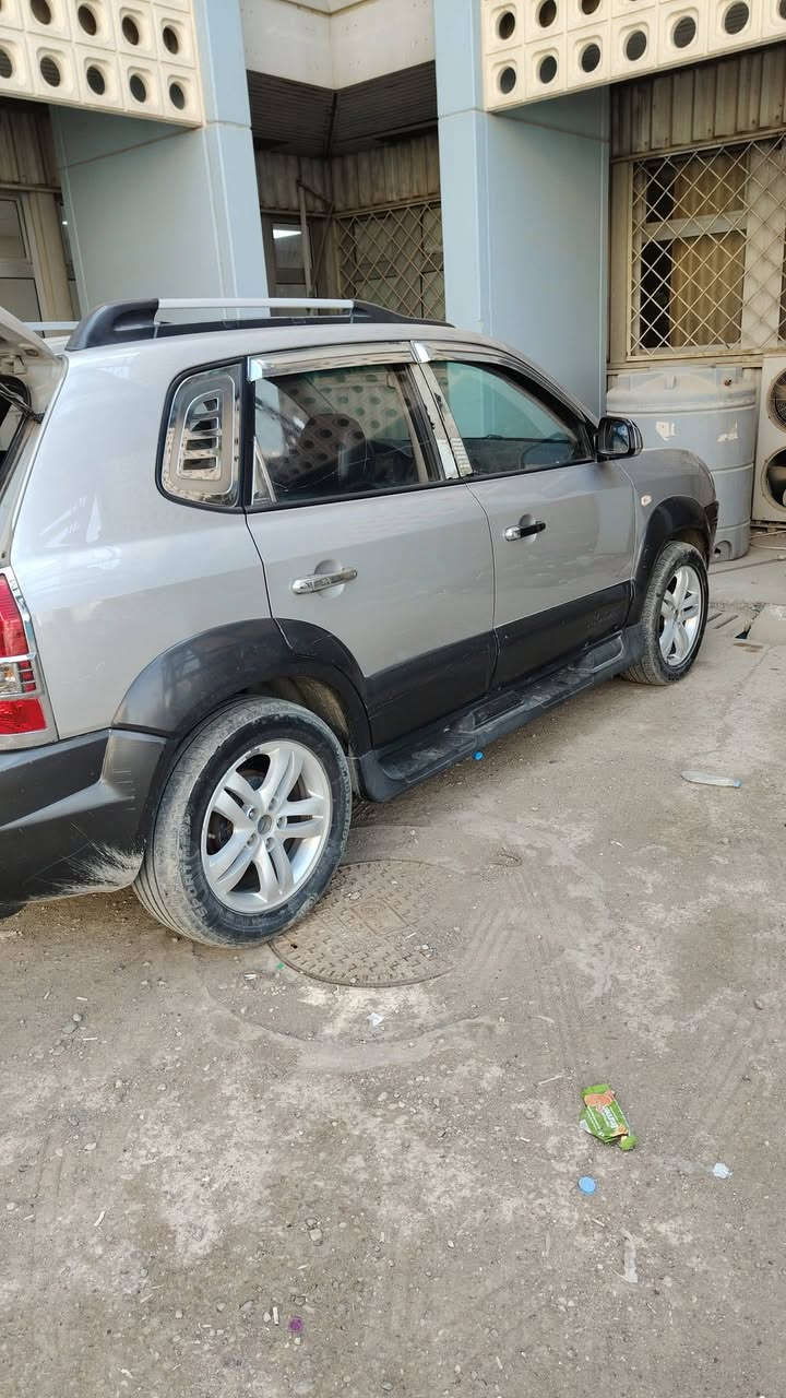 السلام عليكم
توسان موديل 9 كفاله من الضربه والصبغ حتى البلاستك
رقم بغداد دولي بأسمي
مكينه 2000 دوش
حداديه 70%
تايرات جديده
باتري جديد
تبريد تدفئه شغاله
السعر 125 وبيها مجال
مكاني كوت مركز المدينه 
*********** //  ***********
