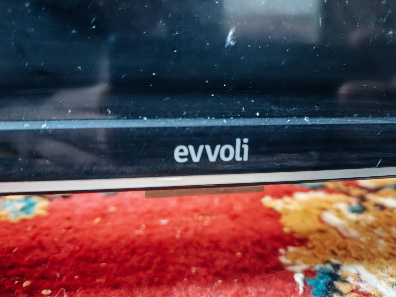 تلفزيون ٤٣بوصة جديد فقط شاشة متضررة
موصل ١٧ تموز ***********
