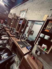 ديكور محل حلاقه كامل للبيع  نظافه ١٠٠% ٠٧٧١١٨٩٥١٦٤