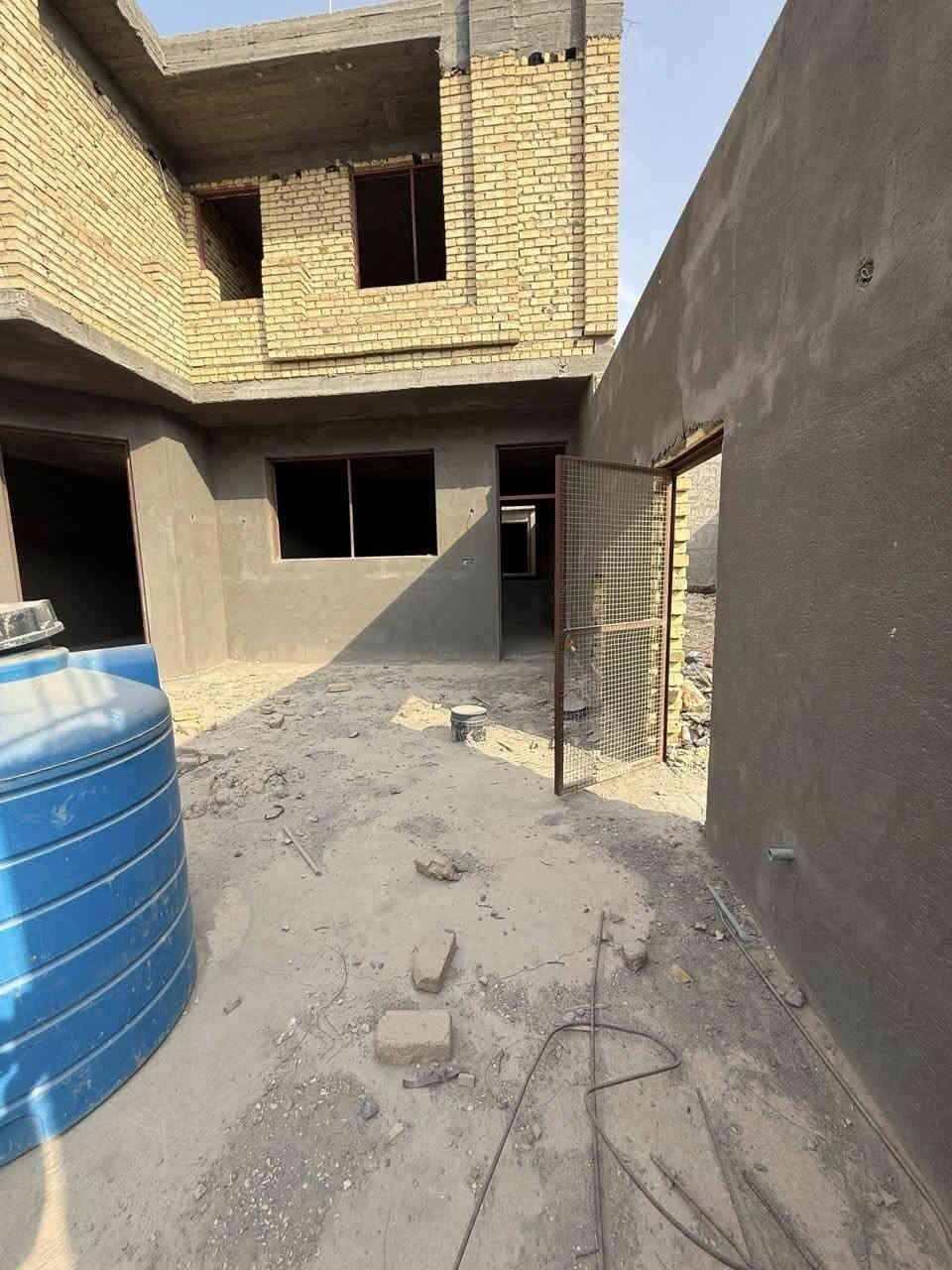 السلام عليكم. بيت حي الجامعة مقابيل جامعة المثنى و كليه الهندسة بالضبط كماا موضح في الصور.
البيت مساحة ٢٥٠م. يتكون من ٤ غرف نوم واحده منهم سويت و المطبخ حار وبارد و مكشوفات عدد ٢ و حمامات داخلية وخارجية و كراج للسيارة وحديقة.
الطابق الأول. كامل من ناحية اللبخ،كهرباء ،مجاري و صبة نظافة.
الطابق الثاني غرفتين و صالة و حمامات و سطح خارجي في الطابق الثاني بالاظافه للسطح  الكبير. الطابق الثاني ع وضع الطابوق. 
البيت مطلوب للإسكان.

للاستفسار الاتصال على الرقم ***********
