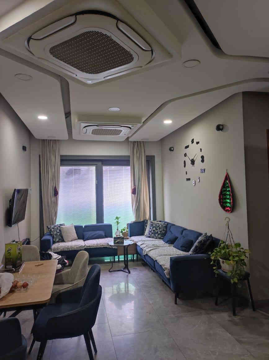 شقة للبيع داخل مجمع جوهرة المحيط 
الموقع: مدينة الكاظمية، خلف مديرية المرور.
**تفاصيل الشقة:**
* المساحة: 180 متر مربع.
* صالة استقبال معزولة مع جلسة عائلية.
* مطبخ كبير (4.5 متر × 3 متر) مجهز بكاونتر.
* 3 غرف نوم، إحداها ماستر سويت بحمام خاص.
* حمام للضيوف معزول.
* حمام كبير للعائلة.
* 2 بالكون.
* إطلالة جميلة جدًا على البساتين.

**الخدمات:**
* مصعدان للأشخاص، ومصعد ثالث للخدمات.
* كل طابق يحتوي على منظومة إطفاء حريق إلكترونية.
* فتحة لرمي النفايات في كل طابق.
* ماء وكهرباء 24 ساعة.
* ملعب.
* مركز صحي.
* مواقف سيارات تحت الأرض وفوق الأرض.
* سكيورتي.
* جيم رياضي، مسبح، ومحلات تسوق.

للاتصال أو واتساب: ***********
الأمراء للعقار والاستثمار والتسويق العقاري.
نستقبل جميع عروضكم العقارية، للتواصل عبر واتساب.
