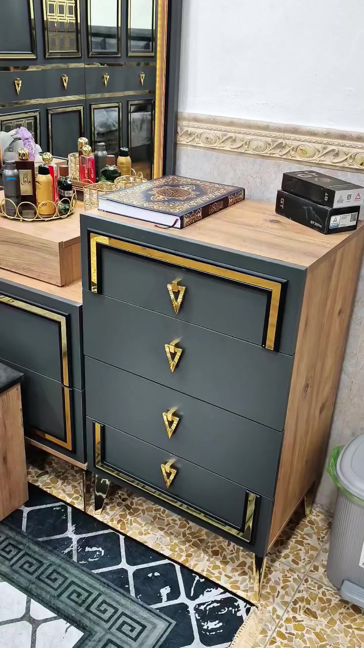 اخي رجآء اقره المنشور زين 🤍
غرفه نوم نفرين تركي #رقم 1 
عدد القطع /11 + استخدام شهرين
نضافه الغرفه 100/100 
مثل مموضح بلفيديو - الغرفه بيها اضاءة 
#ملاحضه الغرفه كبيره الحجم واجمل من التصوير
---
اخوان الغرفه ميجي وياها دوشك؟
وغير متوفر التوصيل
#ملاحضه تجي تفتح الغرفه وتاخذها ؟
---
هدايه معا الغرفه
1- ساعه اصليه موجوده بلفيديو
2- تماثيل عدد /6 ايضآ موجوده بلتصوير
---
العنوان - موصل حي الانتصار شارع 60 
التواصل - واتساب او اتصال ***********
---
سعر الغرفه - 1.500.000 مليون ونصف 🔐
