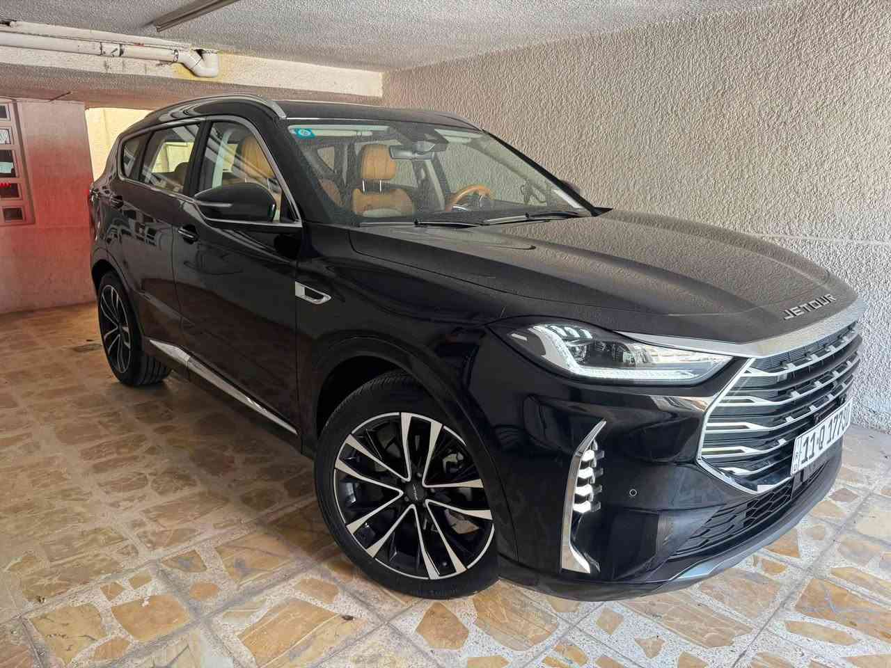 السلام عليكم للبيـع 
سيارة جيتور X70plus ((لكجري))اعلىٰ فئة  1/1 موديل2025 محرك 2000 توربو ويل 20 ماشية (18،000km)
مواصفات///

_رادار
_حساسات من جميع الاتجاهات
_كشنات كهرباء تدفئة تبريد
_5كاميرات 360
_كشنات جلد
_بانوراما
_اوتوهول
_3 شاشات
_تبريد شاشة لمس
_هاند بريك بصمة
_قطعتين تبريد
_صندوق كهرباء
_دخول ذكي
وبيها هواية مواصفات الخ
مكفولة كفالة عامة ماعدا بارد بسيط جداً بصندوق 
السعر المطلوب (27.800.000)مليون دينار عراقي 
وقابل للتفاوض ب المعقول 
موقع السيارة// بغداد شارع فلسطين 
رقم// ***********
