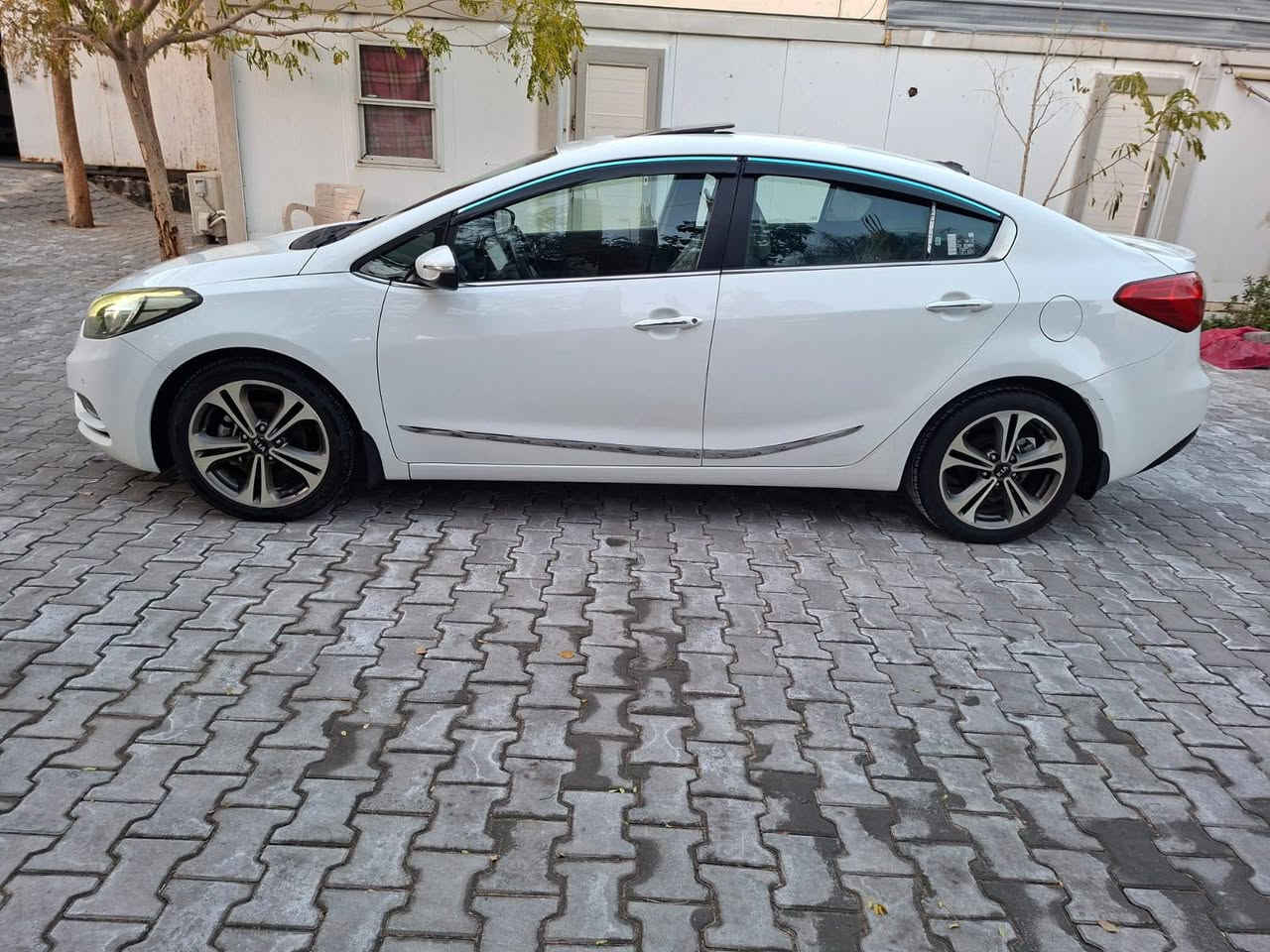 السلام عليكم
سيراتو فول مواصفات واحد على واحد 

موديل 2013 شكل ال 2014

سيارة بصمه كشنات تدفىة تبريد 

حساس أمامي خلفي 

تبريد أمامي خلفي 

لد أمامي خلفي 

فول تحكم 

5 ويل كب كروم

سيارة مفوله مواصفات

حدودية جديدة تخم تاير كير مكينه كفالة

بها ملاحظات جدا بسيطه 

#السعر 130
للاستفسار ع الرقم ***********
غير متواجد على الفيس
