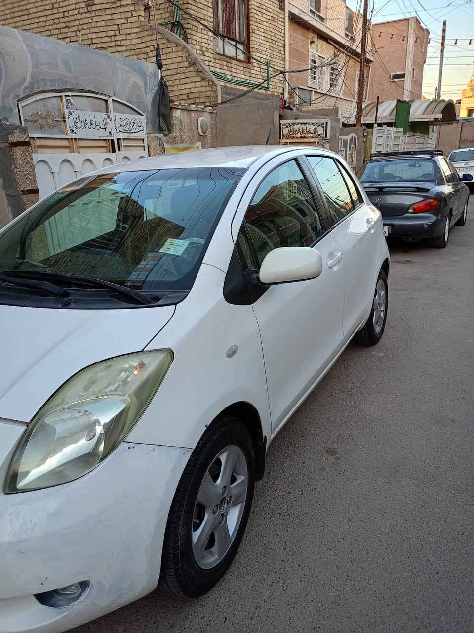 تيوتا يارس موديل 2008 محرك 4 سلندر 1300 اقتصادية جدا كير ومحرك وتبريد وتدفئة وصدر امامي وخلفي كلها ممتازة تخم تاير جديد صدر جديد كهربائيات كلها شغالة مابيه اي نقص لايتات زنون ارضية مغلفه جلد كشنات مغلفة والاصلايات جدد شاشه وكاميرة بيها صبغ صفاح بسبب شخوط وبس صندوك وقماره وبنيد بدون صبغ سياره نضيفه جدآ وممتعوبه رقم بغداد الجديد بأسمي السعر 75 مكاني الشعب شارع عدن  للاتصال ***********
