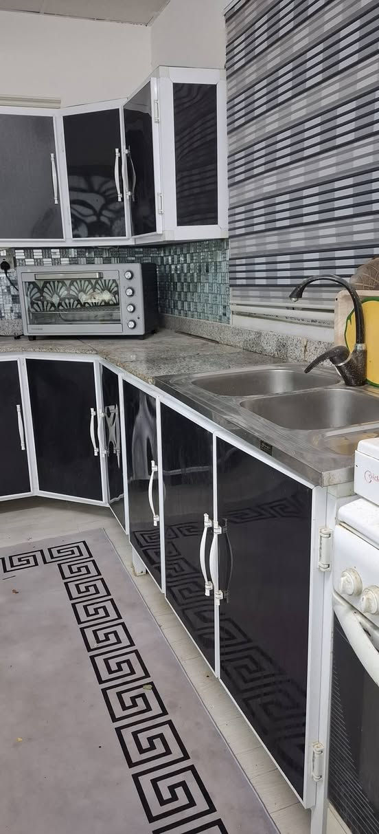 كاونتر مطبخ زاوية (ضلعين)
أبيض × أسود تصميم عصري يضيف فخامة للمطبخ ✨
عملي ويوفّر مساحة بشكل مثالي
بي مجر بحالة ممتازة
نظيف وجاهز للاستخدام فورًا
💰 السعر: 700 ألف دينار
سعر مدروس وأقل من قيمة الجديد بفرق واضح
يوجد مجال بسيط للجادين فقط
📩 أسرع بالحجز قبل لا يروح
***********
