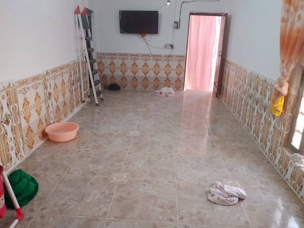 سلام عليكم بيت حواسم العنوان حي الاصدقاء قرب سادت الموزان بي غرفه ٥في ٥ وغرفه ثانيه طول ٧ والعراض ٣ونص وبي هول ٧في ٤ وبي دوانيه ٦في ٤ وبي طارمه ١٤ متر والعراض ٦وبي مطبخ ٦في ٦ وصحيات وكله سراميك السعر 10 وبي مجال ***********
