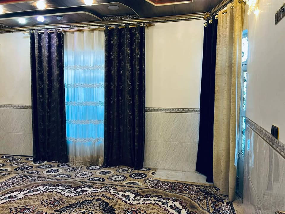 بيت للبيع البراكيه شارع المطار القديم قرب صيدليه الصفا المساحه 200 متر طابقين 5 غرف نوم صالات عدد 2 استقبال طارمه حمامات 3 مطبخ حار وبارد سند 25 واقرار محكمه 
السعر 110وبي مجال ‭0781 467 0036‬
