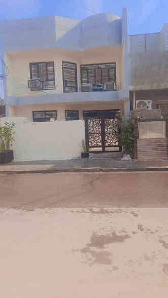 دار للبيع المساحه 100م مربع قاطين 
الطابق الاول أستقبال وغرفة نوم ومطبخ وملحقات
الطابق الثاني ثلاث غرف نوم وملحقات 
العنوان/ الشعله 
الدوانم شارع سكلة أبو موسى بنفس الشارع السعر 110 وبيه مجال *********** واتساب واتصال
