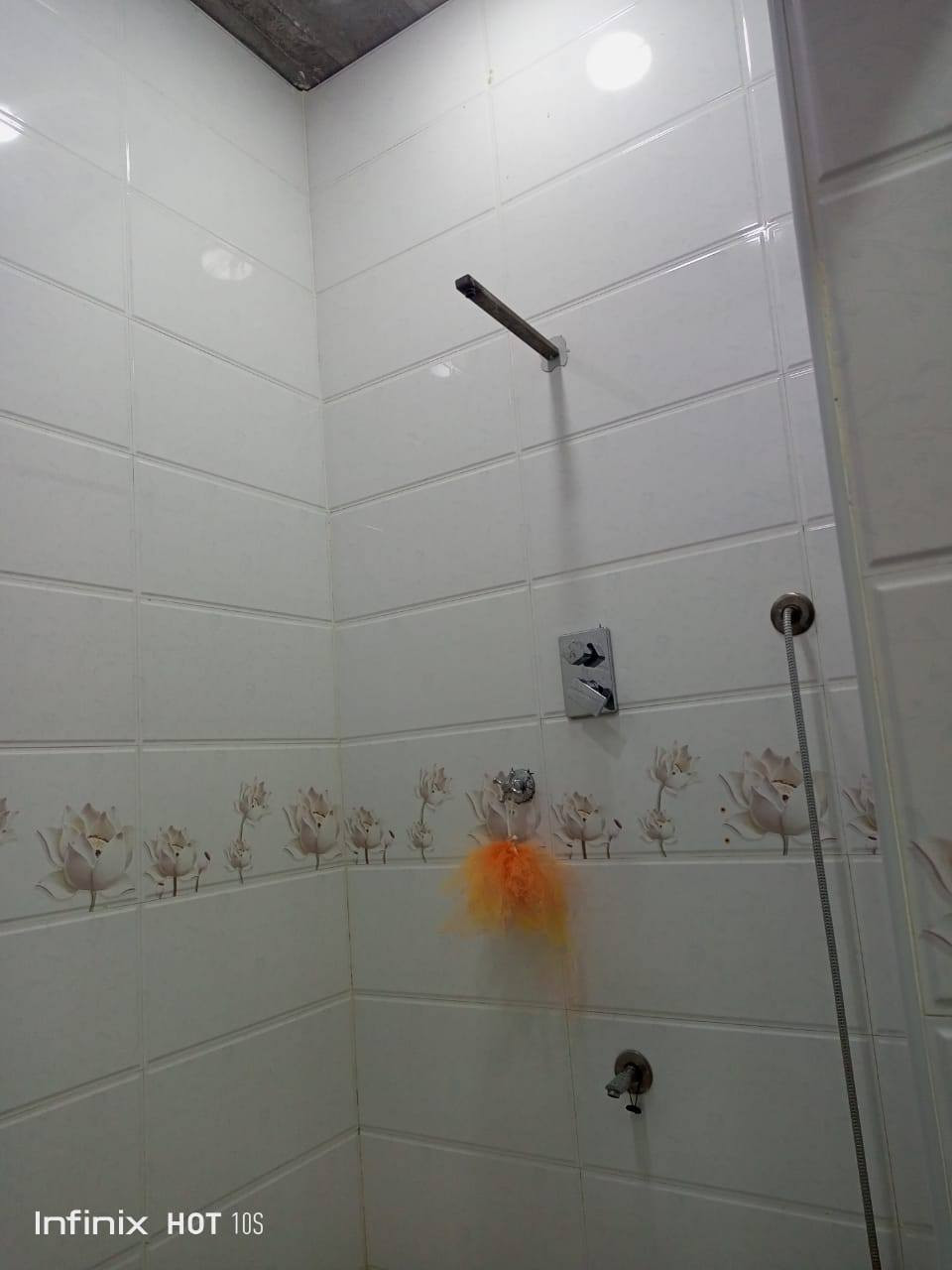 دار للبيع المساحة 100 م بناءحديت كونكريت مسلح حي الوحدة قرب مدرسة الغصون الاتصال ***********
