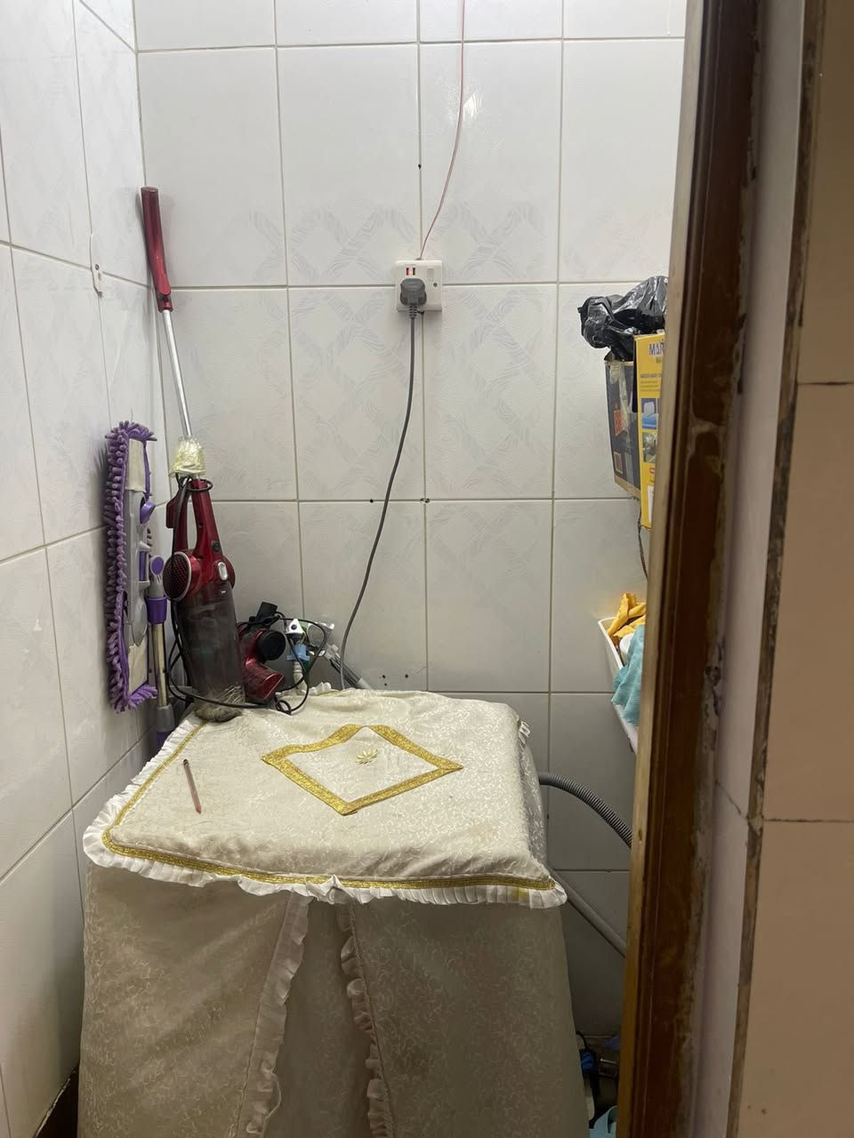 يالله 🌷. للبيع دار مساحة ١٢٥ م. بناء سنة ٢٠١٣ طابقين يحتوي على ٣ غرف نوم ومطبخ وصالة وحولي وخدمات وكراج كبير مع حديقة صغيرة موقع جدا جيد وخادئ جدا في بغداد بداية حي الشباب من جهة مجمع الرازي الطبي للاستفسار الاتصال على الارقام التالية.                                                ***********.    او.   ***********.                      مكتب.  ركن الحافظ للعقار  بغداد حي الشباب. شارع سوق اميمة التجاري بالقرب من حلويات المختار.
