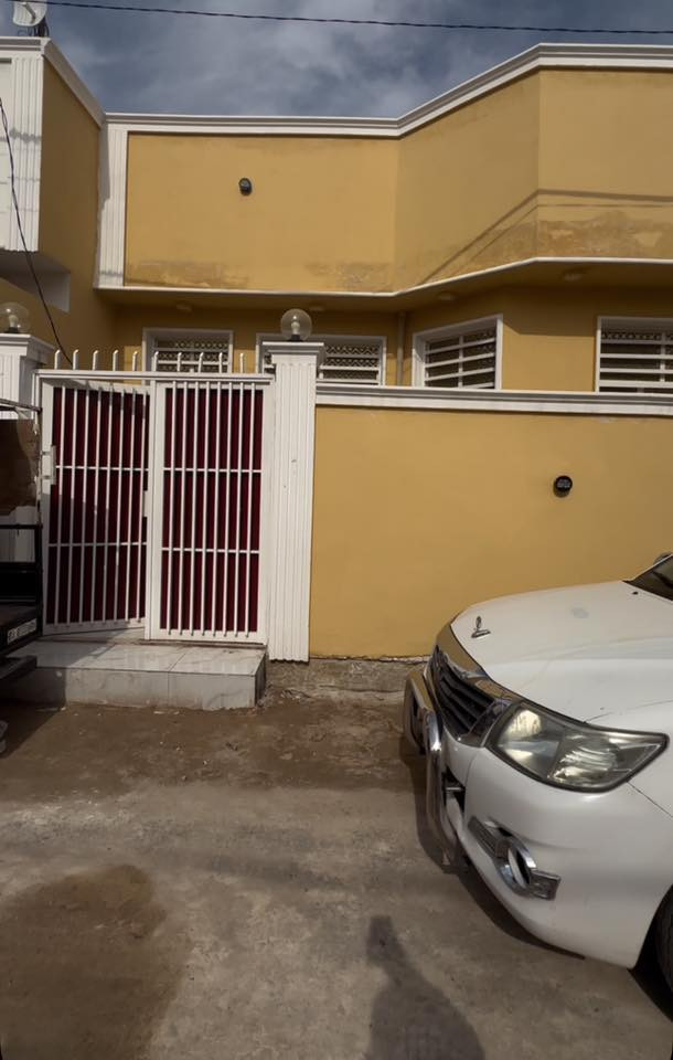 سلام عليكم عندي بيت للبيع 125 متر ملحق الغدير غرفتين وصاله واستقبال مع مكشوفتين بناء درجة أولى 
جديد بعده مامسكون مشمول بقرار التطويب مع إقرار محكمة 
للاستفسار *********** النجف الأشرف السعر المطلوب 70 مليون وبيه مجال للشراي
