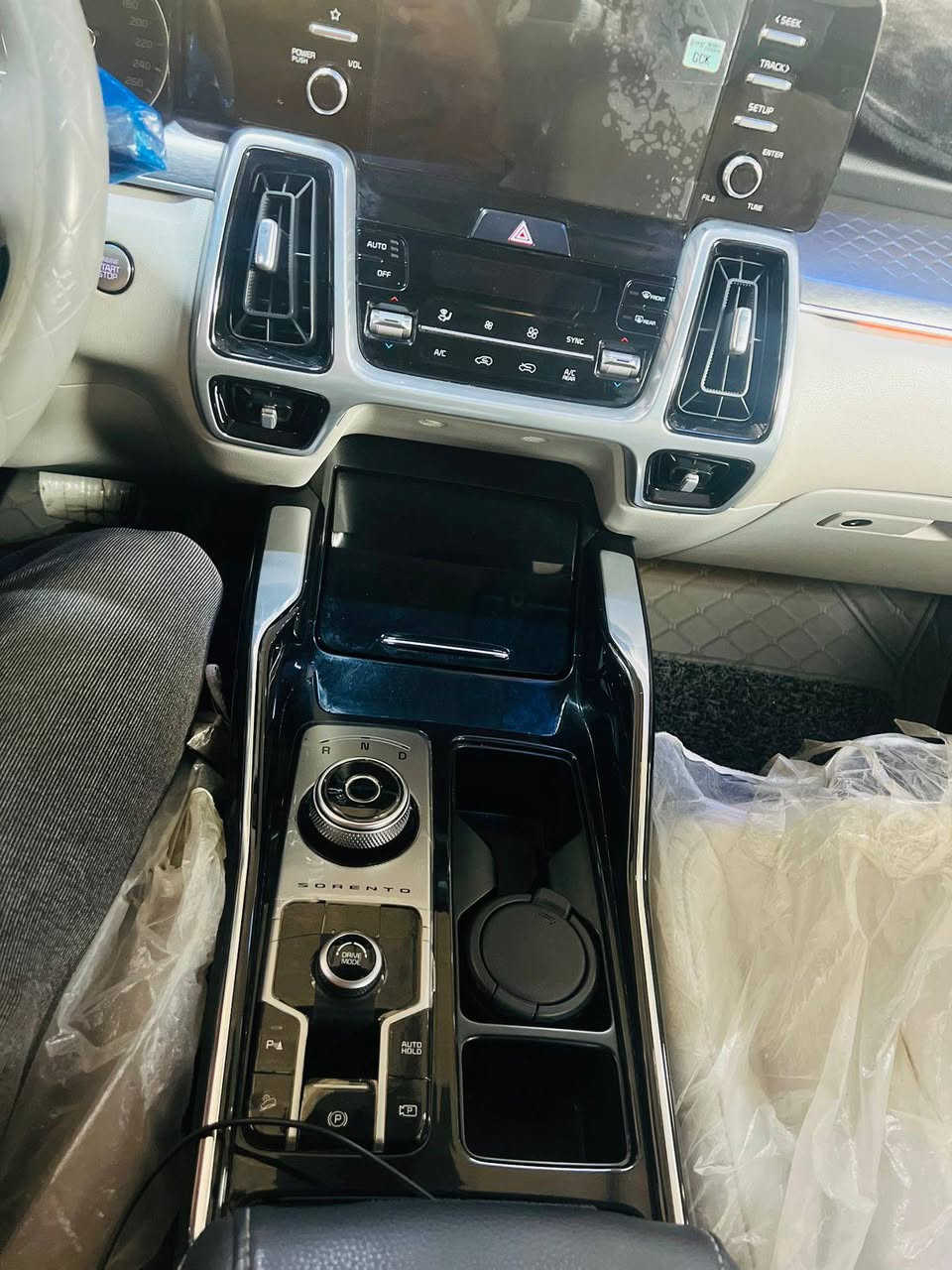 السلام عليكم 
 للبيع سورنتو موديل  2022 رقم أربيل دولي زيرو على وظع الشركه  ماشيه (30)   بعدهي بتراب الشركه مكفوله كفاله عامه حتا من الشخط حتا الدعاميات مكفولات من الشخط
حجم 6 سلندر/كير ماوس/تشغيل عن بعد/هناد بريك بصمه/ الصندوق كهرباء‏/دشبول الوان/ قبضات ابواب المنيوم.                           
حجم الاطارات 235/55R19
لايت عدسات/كشافات زينون                                      
بك لايت LED
مقود جلد شفتات مقود/مثبت سرعة/
عدد المقاعد 7/مقاعد الاماميه كهرباء                            
بردات خلفيه/حساسات امام خلف
تبريد شاشه ٣قطع تبريد                           
نظام مانع تزحلق/‏ABS
شاحن موبايل واير لس                          
اشاير بالمري والمري قابلة للطي 
مخرج AUX/مخرج USB
‏BIuetooth/                      
تطعيم الدواخل اسود لماع
‏( comfort - eco- sport - smart)
 السياره مكفوله كفاله
مكان السياره بابل 
رقم الهاتف *********** 
رقم الهاتف ***********
‏‪ حلة, بابل
