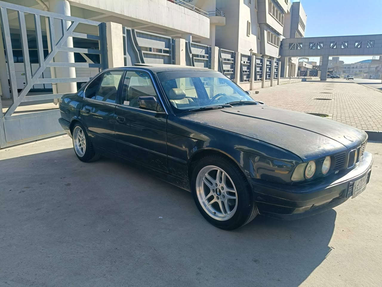 السلام عليكم
للبيع بي ام 

حجم 525 مفتوح

كير عادي 

كير مكينه جدد

طخم نضيف امامي خلفي 

رقم الماني شرط تحويل 

..... سعر 52
موصل الجديده 
*********** واتساب بيه
