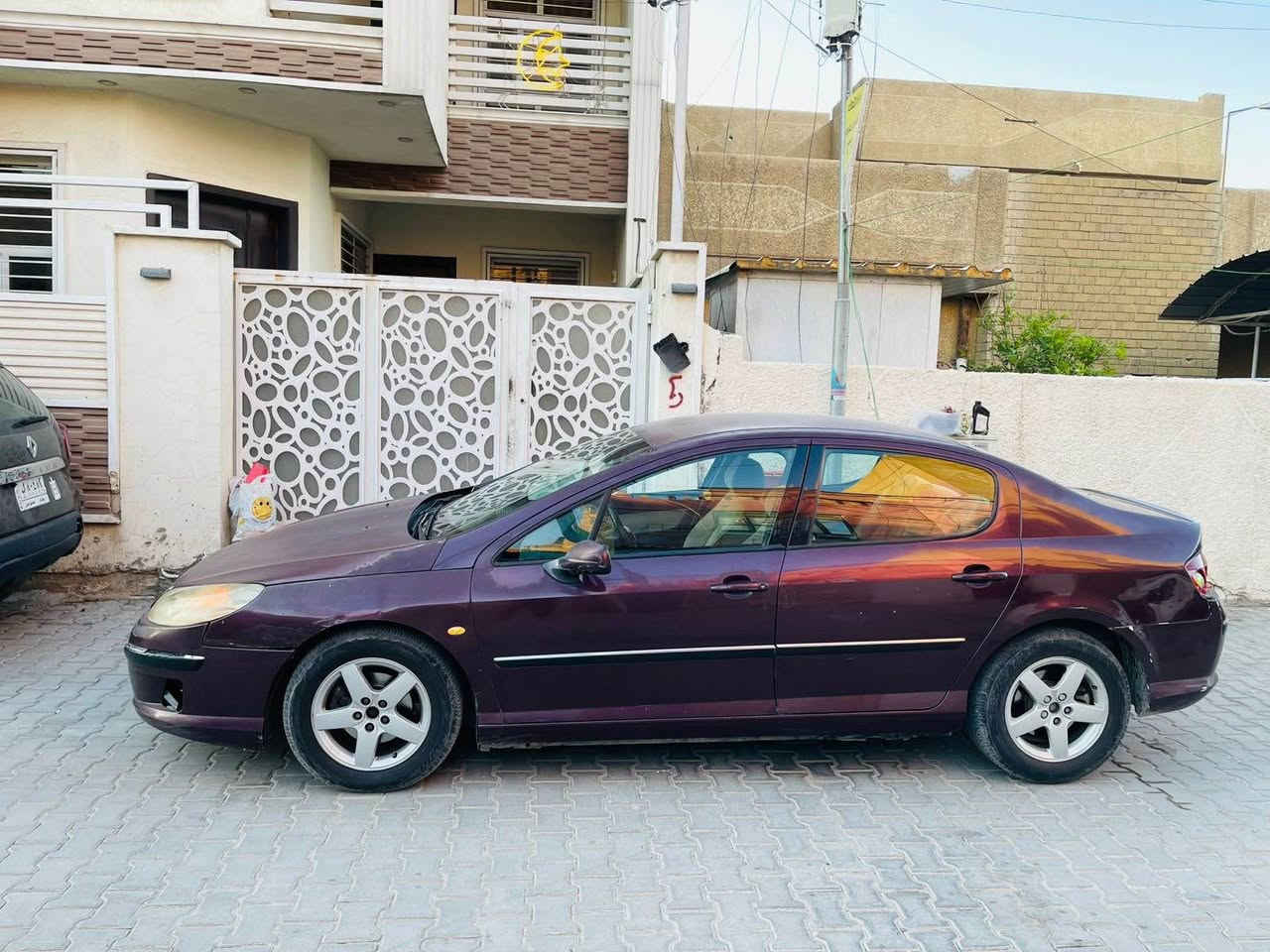 السلام عليكم رمضان كريم على الجميع ان شاء الله 
ياريت الشراي فقط واللي عنده كلمه طيبه يعلق
سياره بيجو فرنسي موديل 2007 حجم 407 رقم بغداد مميز
محرك جديد قبل اسبوع شديته حجم المحرك 2200 
راديتر جديد 
عبوه كامله مال فيت بمب جديده
تبريد شغال قطعتين بس ناقص غاز
كير و كهربائيات خير من الله لا چطل ولا تحوير كلها على البلاد ومابيها اي نقص الحمد لله گبل للشارع و ترايها ناعم  
وخير من الله والله ميعرف قيمتها بس الجنايه سرعه و متانه و رزانه و اقتصاديه بشكل و فيتريه و اغراضها متوفره و اصلي مو يجيني واحد يگلي اغراضها غاليه و ماكو لان كل اغراضها موجوده و گشرها گدام العين مكفوله من كل شي فقط تحتاج صبغ لان جارده
مواصفات السياره 
مري كهرباء شفط 
تبريد قطعتين 
تحكم ستيرن4 جهات
حساسات خلفيه
و حساسات تايرات
تخم ويل كب
مانع تزحلق
برده خلفيه
سويچ ريموت قفل و فتح و صندوق
4جامات كهرباء اوتوماتيك و سيڤتي جام 
حساس ماسحات اوتو تشتغل على المطر مع قوة المطر تقوى 
شاشة اعطال
مسجل سيدي
4 ايرباگات و كلها سليمه
نقص السياره فقط صدر مابيها اي نقص بس الصدر 
مكان السياره بغداد / الغدير او النعيريه
سعر السياره 53 ورقه مع مجال بسيط و اليجيني ان شاء الله ما اقصر وياه هاي كل شي عن السياره و هاي صور و ڤيديوهات و كل شي ذكرته هنا و اسف على الاطاله و اتشرف بالكل 
رقم التليفون *********** / *********** 
الرقمين بيهم واتس اب و الشراي يتصل و يشلع عيوني بغداد, العراق
