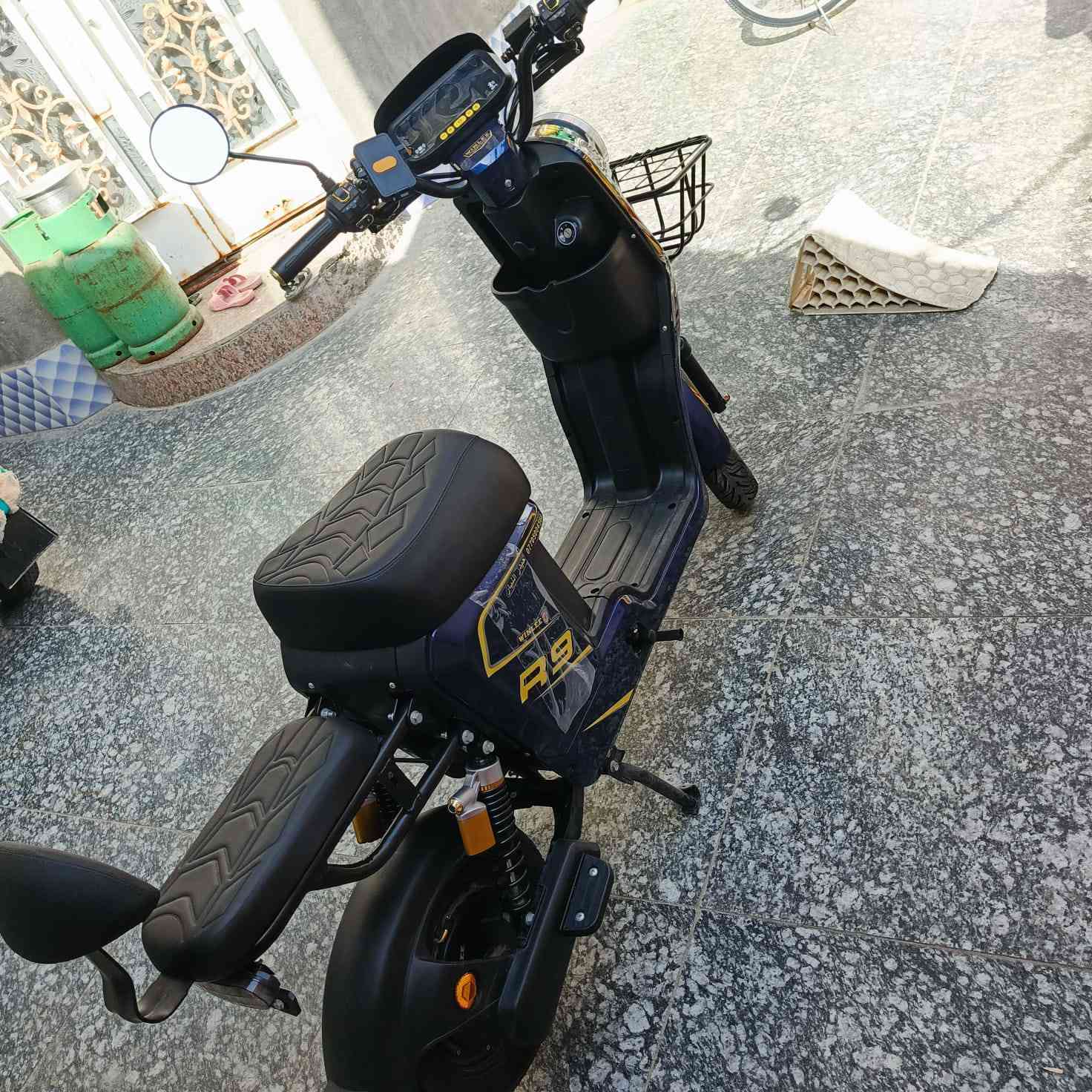 سلام عليكم شباب دراجه شحن R9دراجه جديده كفاله  كفاله عامه كلشي شغال سعر 500وبيه مجال قليل بس شراي يدخل خاص
رقم تلفون ***********
