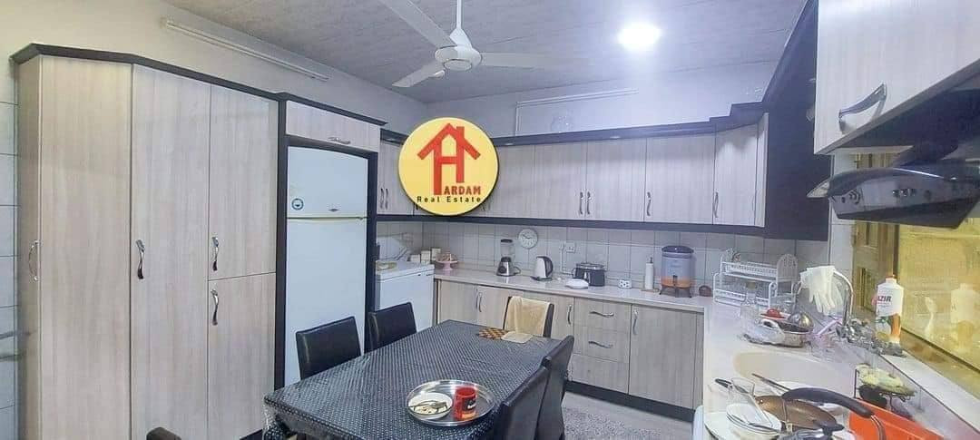 🏡 خانوو بۆ فرۆشتن لە  سەرچنار
✅ رووبەری :—  ١٣٠  مەتر  ٢ قات بۆ دوو مالی جیا 

✅ رووی :—   قیبلە  

✅ پێشی    :— 10 مەتر   

✅ کۆڵانی :—   ١٠ مەتر  
 
  ❇ قاتی یەک  پێکھاتووە لە  :—  حەوشە و گەراج  ، مەدخەل میوان  ، مەتبەخ  ، هۆل  ،  ١ ژووری نووستن ،  موشتەمەلات 

✅ قاتی دووەم  پێکھاتووە  لە  :— بالکۆن  ، میوان ، مەتبەخ    ،  ١ ژووری نووستن   ،  موشتەمەلات  ، هەورەبان   

تێبینی  📌 :— خانووەکە زۆر پاک و خاوێنە ، صقفي جبسن بۆردە   
قادرمەی  دەرەوە و ناوەوەی هەیە  بۆدوومالی جیا دەبێت .. 

بۆ نرخ ژمارە ١ لە کۆمێنت بنووسن راستەوخۆ نرختان بۆ دێ 

☎ بۆ زانیاری زیاتر و بینینی خانوەکە دەتوانن 

پەیوەندی بکەن بە 

نوسینگەی ھەردەم 

ناونیشان 📍:— گردی سەرچنار - بەرامبەر مزگەوتی بیلالی حەبەشی

📞 ژمارە موبایل  :— *********** - ***********
📞 ژمارە ڤایبەر  :—  *********** 

📢 تۆی بەرێز گەر خانوو یان شووقە یان  زەویت ھەیە 
دەتەوێت بیفرۆشیت یان بەکرێ بدەیت 
ھەر ئێستا  پەیوەندی بکەن بە
نوسینگەی ھەردەم 
زانیاری و ناونیشان و رەسمی  بنێرن  بۆ 
ڤایبەر یان وەتسئەپ   
بۆتان بلاو دەکەینەوە
