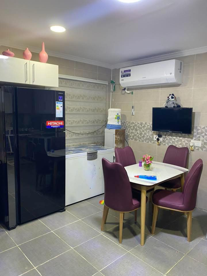 بيت للبيع مجمع الأميرات الأول 200 م بي اضافات غرفتين سويت مجموع الغرف 4 +عماريه وجه البيت ع جهه كربلاء 
السعر خاص واتساب
***********
