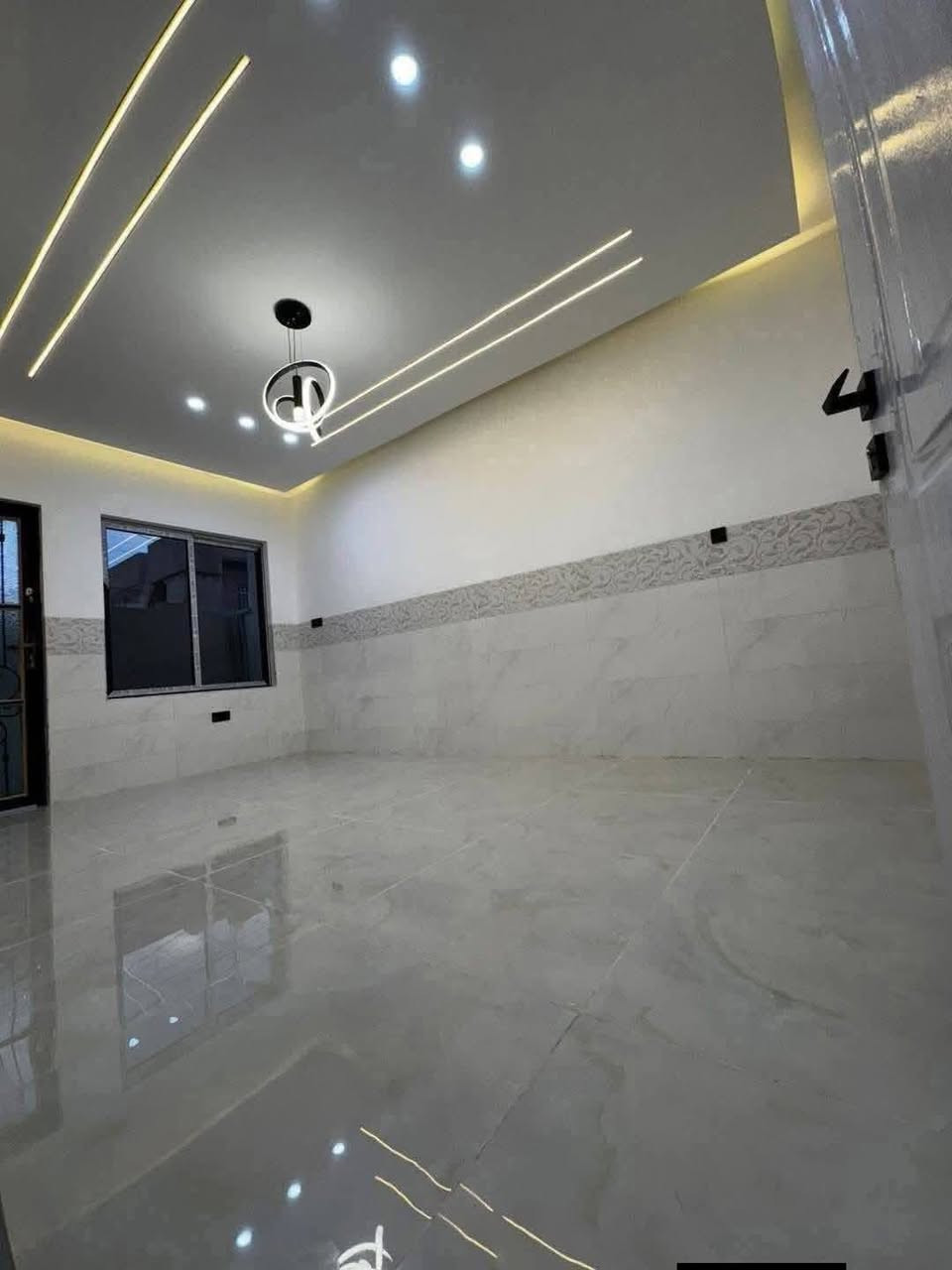 السلام عليكم ورحمة الله وبركاته #مكتب_الغوالي

بيت للبيع في حي البكر قرب جامع الشهيد مجول 

🔹 المساحة : 160م ، الواجهة : 10م طابقين 6 غرف نوم

🔹 بناء حديث زيرو بناء هندسي على الطراز الملكي 

🔹 اساس البيت ومراحل البناء مصور لدينا بالكامل 🎥

🔹 سند طابو ملك صرف شرط تحويل وقرار التمليك

ط1 : كراج ، استقبال ، هول ، مطبخ ، غرفتين ، صحيات

ط2 : اربع غرف نوم ، هول ، صحيات ، سطح ناصي و عالي

مجهز بالكامل بكافة الانظمة الحديثة -

دكتات - سبالت - غسالات - انترنيت - دشات - كاميرات

للاستفسار اكثر مراجعة #مكتب_الغوالي الكائن في حي السماح الاركان قرب مدرسة السماح الابتدائية وقرب مول القمه على شارع 20 او الاتصال على الارقام التالية -

***********

***********
