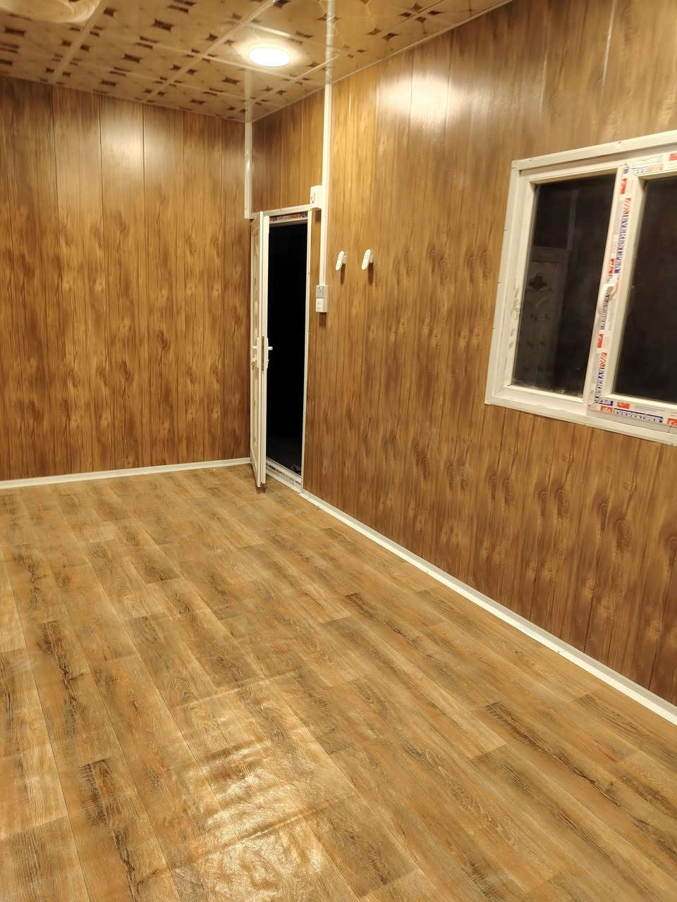 ✨ كرفانات فاخرة بمعايير هندسية متقنة – حيث تلتقي القوة بالأناقة
نقدم لكم مجموعتنا المميزة من الكرفانات المصنّعة بدقة عالية، والمصممة لتمنحكم تجربة استخدام راقية وموثوقة. نعتمد في صناعتنا على أفضل الخامات العالمية، مع عزل احترافي يضمن لكم راحة مثالية في جميع الفصول.
كرفاناتنا مناسبة للمدارس، والبيوت، والاستراحات، والمشاريع الحكومية والخاصة، وتأتي بتشطيبات فاخرة تلائم أعلى معايير الجودة.                                                                                                                                                                                                       🏛️ مزايا الصناعة الراقية :                                                                                                                                                                                     الأسعار:
⬅️ السعر المتر ضد الحريق🔥🔥33 الف دينار
يشمل🚪 البواب و🪟الشبابيك التركيه
و كهربائيات 💡سعودي 
⬅️ سعر المتر: العادي ب 24الف دينار 

يتوفر لدينا تغليف عضم جدران مع سقوف ثانويه سعر المتر ب 12الف دينار 

هاتف📞📞***********
