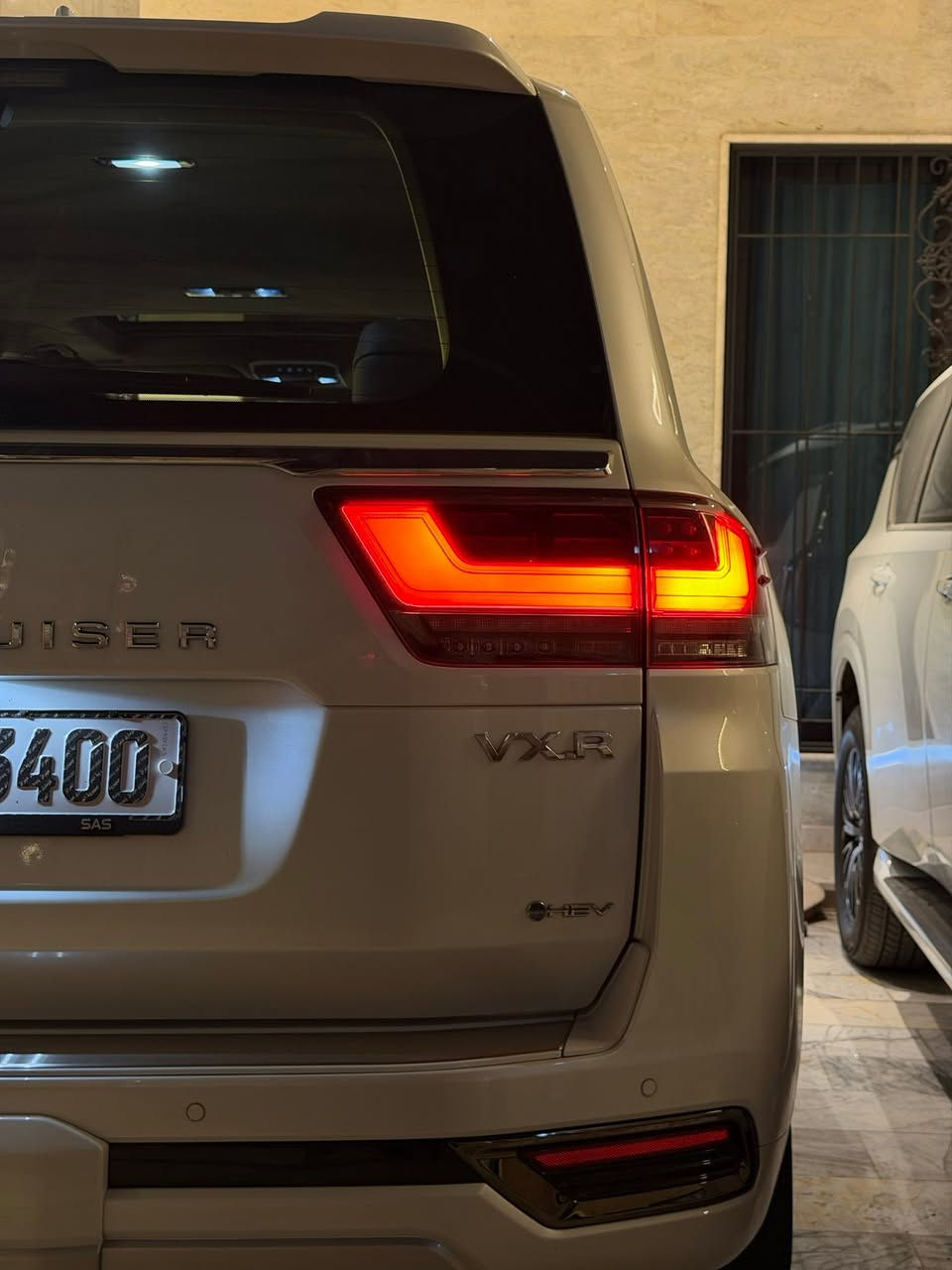 لاندكروزر  VXR هايبرد 2025 بغداد مغلفة ppf
* رقم بغداد 
* ⁠الفئة: VXR توين تيربو ابيض هايبرد 
* عرض على الزجاج (داتا شو)
* ⁠ابواب شفط ستيرن كهرباء
* ⁠صاج انارة داخلية 
* ⁠ماوس تحكم وضعيات القيادة (مود قيادة)
* 4 كامرات محيطية (360 درجة)اصلية
* ⁠داخل جلد (احمر واسود) داخل لكزز 
* محرك 6 سلند (3500 cc) توين تيربو
* ⁠دعاميات كت (لحاية) الجديدة 
* ⁠رادار امامي - رادار خلفي 
* ⁠رادار جانبي (نقطة عمياء) 
* ⁠تحديد مسار قيادة ذاتية 
* بصمة تشغيل بصمات ابواب عدد (5)
* ⁠سماعات تويتر (JpL) انارة داخلية 
* ⁠شاشة امامية كبيرة اصلية 
* ⁠شاشات خلفية عدد (2) 
* ⁠فتحة سقف (سلايت) 
* ⁠كرسي السايق ميموري (ذاكرة)
* ⁠الكراسي الامامية كهرباء 
* ⁠كراسي الامامية تبريد وتدفئة 
* ⁠الكراسي الخلفية تبريد تدفئة 
* ⁠كراسي (7) راكب كهرباء شاحن وايرليس
* ⁠ثلاجة وسطية جنطة كهرباء تبريد شاشة تحكم ستيرن 
* ⁠داخل صاج تشغيل عن بعد علامة لاندكروز الضوئية بالابواب
* حساس امامي خلفي لايت ثلاث عدسات 
* ⁠مري طي كهرباء مري جانبية نيكل 
* ⁠قبضات ابواب نيكب ترايش ابواب نيكل 
* عداد المسافة 12 الف كيلو
* العنوان :- بغداد 
* ⁠للاستفسار هـ(***********)
