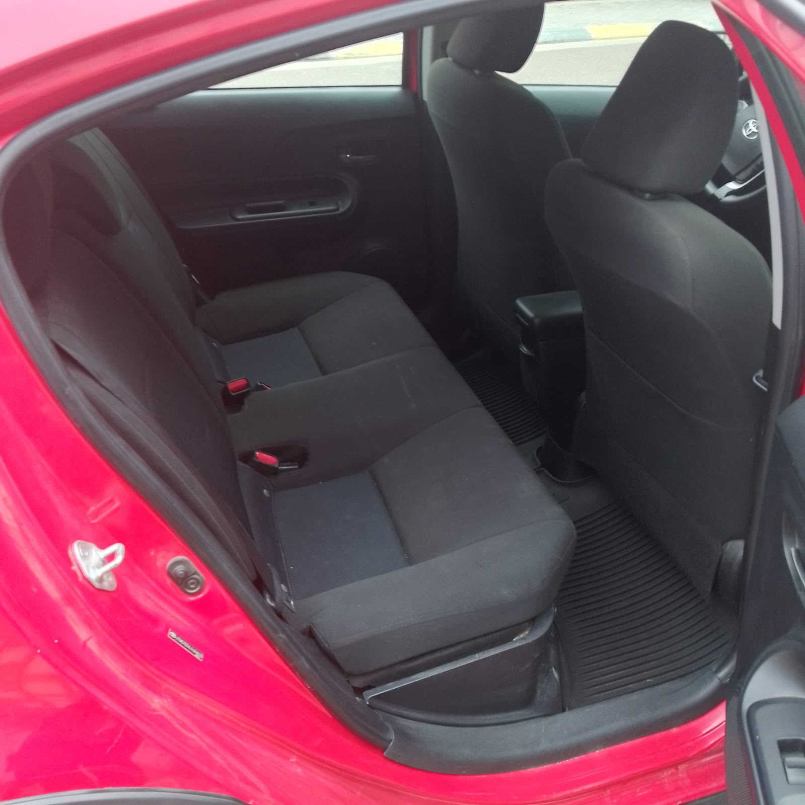 السلام عليكم تيوتا بريوس هايبرد موديل ١٨ c
السياره رقم بغداد مواصفات عاديه مكينه هايبرد و بانزين  و السنويه جديده قبل اسبوع جددتها هي و الهزه و السياره ب اسمي مناقصها اي شي السياره حرفيا ١٠٠٪؜ نظيفه حادثها ب امريكا جاملغ و بنيد ايرباك طاك  ماشيه ٧٢ ميل 

مكاني بغداد 
السعر ٩٥ ورقه و بي مجال بسيط
***********
