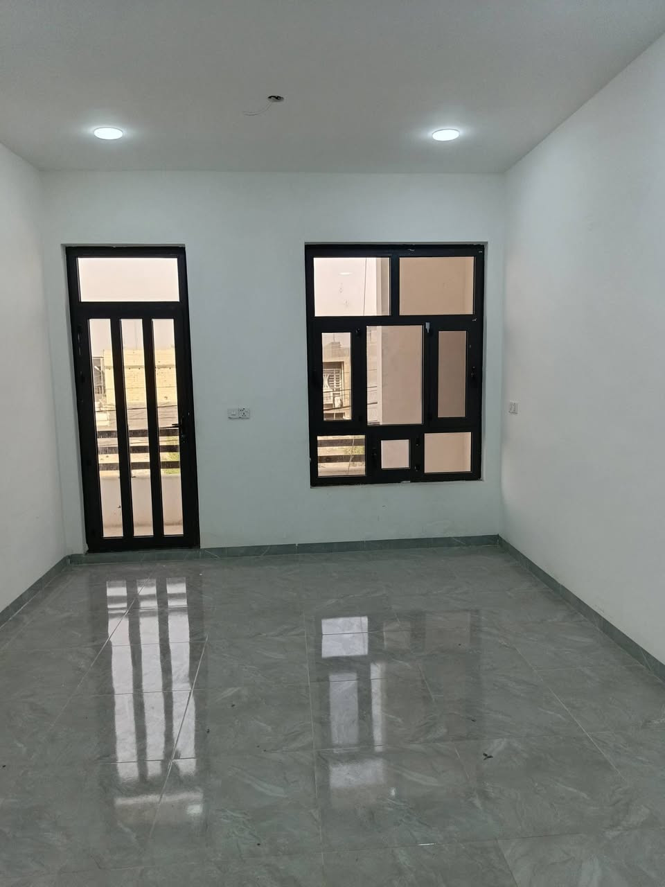 شقه للايجار مساحه ١٥٠ متر بناء حديث موقع ممتاز شارع ٣٠ على التبليط تحتوي على غرفتين نوم واستقبال وحولي ومطبخ اي استفسار رقم صاحب الشقه واتساب *********** اسيا ***********
