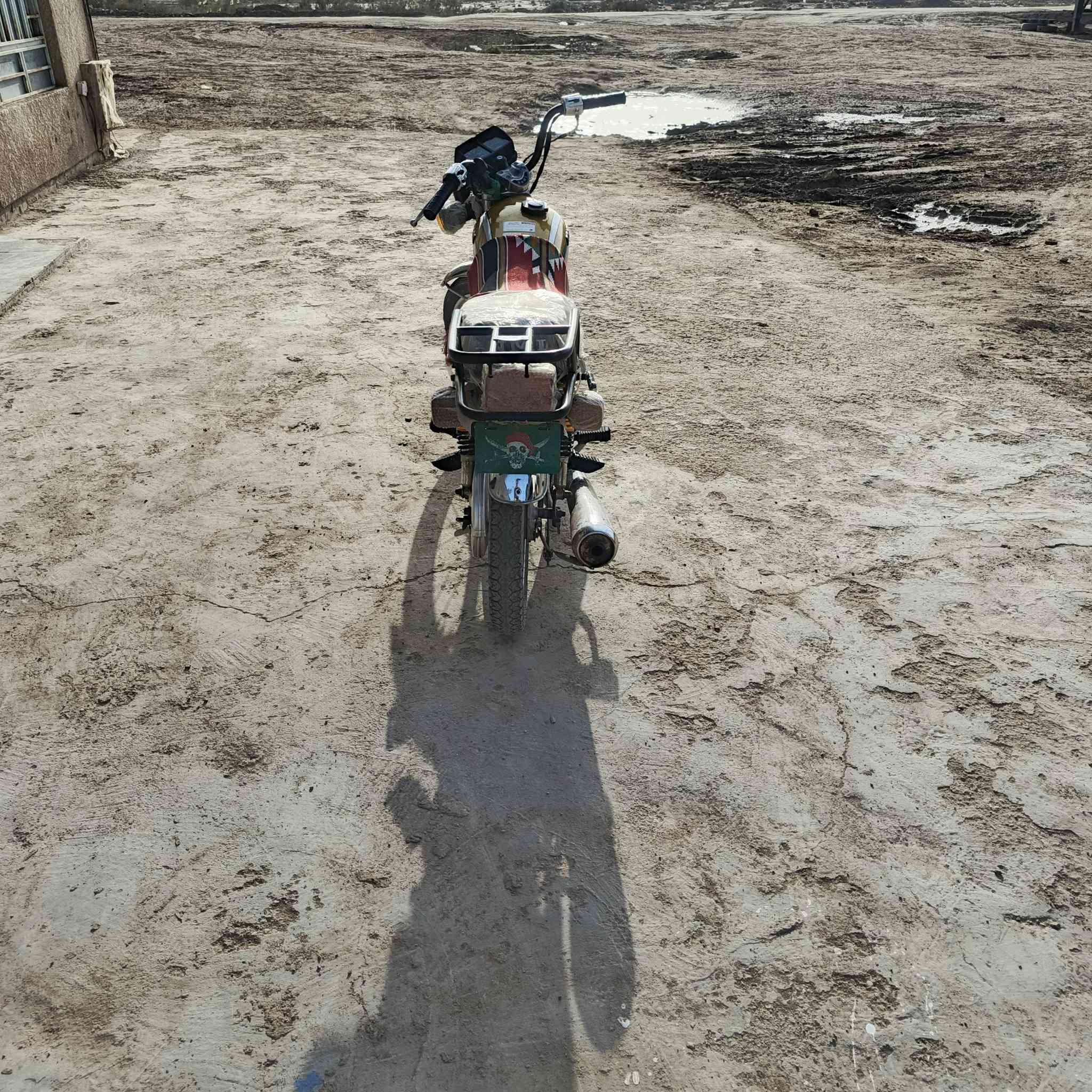 سلام عليكم 
دراجه للبيع ايراني نامه نضيفه فول نضافه مفتوحه مره وحده 
مكاني ميسان المشرح 
سعر 550 وبيها مجال للشراي 
وهذا رقمي ***********
