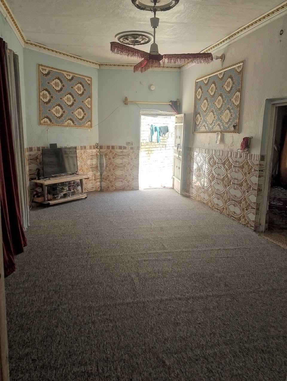 السلام عليكم 
بيت للبيع بحي الجاسمية يم بزل البو ناصر قرب مولده صلاح
مكون من غرفتين وصاله واستقبال ومطبخ وصحيات خارجية البناء بلوك والصحيات والحايط المامي طابوك مساحتة 150
السعر 40وبي مجال 
الرقم ***********
بي واتساب ومتواجد بل فيس
