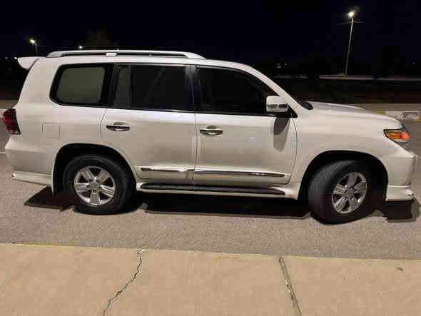 لاندكروز 
موديل ٢٠١٤ 
بريم اصل 
رقم بغداد
كفاله عامه من كلشي 
ماشيه ١٣٠
السعر ٤٢٠ بيه مجال بسيط
***********
