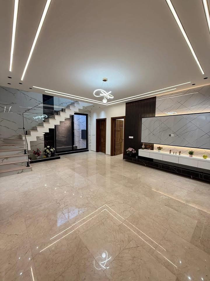 هذه البيت كلش مميز و بل عافيه على الياخذه شوفلي مكانه وين و تابع الشرح

بيت 🏠 مساحه 200م في حي الغري على شارع 20  يعني موقعه البيت تحفه

موقع الدار مميز و بنائه روعه مواصفات الحديثه البيت متكامل فول 

يحتوي البيت في الطابق الاول على 

غرفه نوم بنظام سويت و مطبخ حار بارد و استقبال 

مفتوح على الصاله بباب دفتريه و صاله وشلال مطل على الصاله بلمسات حديثه ومميزه 🏠

في الطابق الثاني يحتوي على 

ثلاث غراف نوم منها بنظام سويت و صاله 

ابعاد البناء هندسيه مميزه وموقع الدار جداً راقي 

للاستفسار اكثر الاتصال يتوفر وتساب ☎️

0780 789 4484
