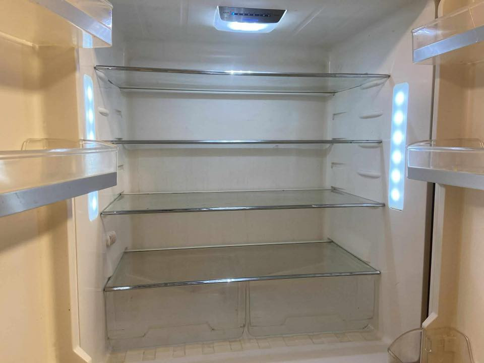 ثلاجة الحافظ 4 ابواب فوك ثلاجة عادية جوة مجمدة (تجميد ) مبدلة ماطور الاصلي وشبجة ثنينهن هنة وشدهن فوك ال 200 الف يعني لا تخاف من مشكلة التبديل لان مبدلة للاحسن اذا ما تفهم بيهن اسئل مصلح مال ثلاجات خبير وشوف الثلاجة خير من الله تجميدهة وشغالة ومكفولة 
السعر : 350 الف وقابل للتفاوض 
مكاني : بغداد محمودية
تواصل واتساب فقط الرقم لا يستقبل المكالمات فقط رسائل واتساب فقط واتساب : ***********
