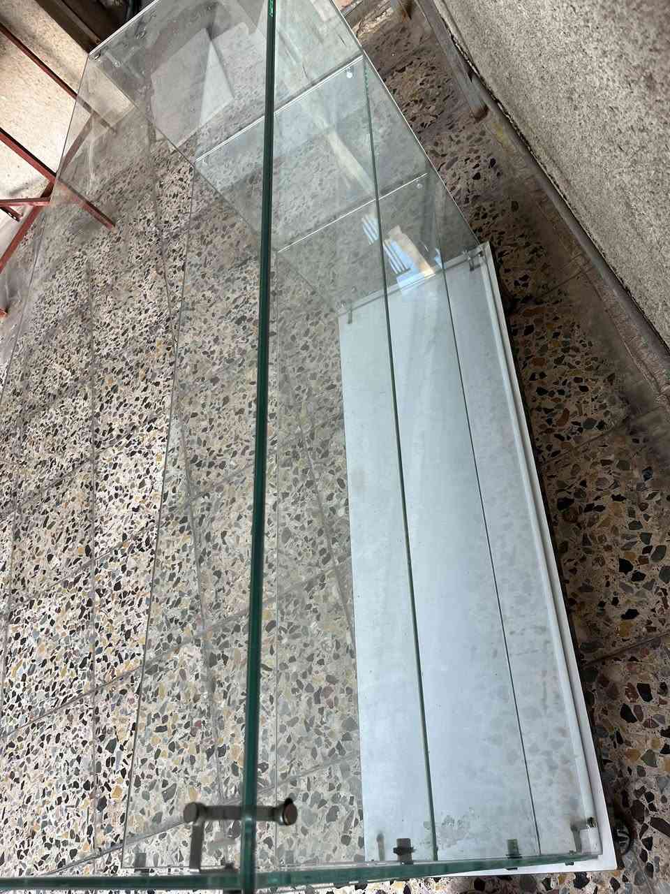 فاترينه زجاج للبيع مستعمله نظيفة جداً جداً ٤ طوابق ارتفاع ١٠٠ سم عرض ٣٨ سم طول ١١٦ سم 
مكاني بغداد العامرية 
تواصل ***********
