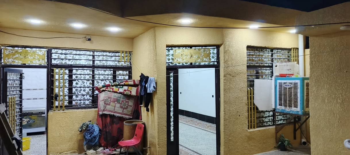 دار للبيع مساحته 300متر بي حمام خارجي حديث واستقبال بنيان حديث ومطبخ وصالة وغرفتين نوم وحمام داخلي وترك للاستفسار على هذا الرقم ***********65
