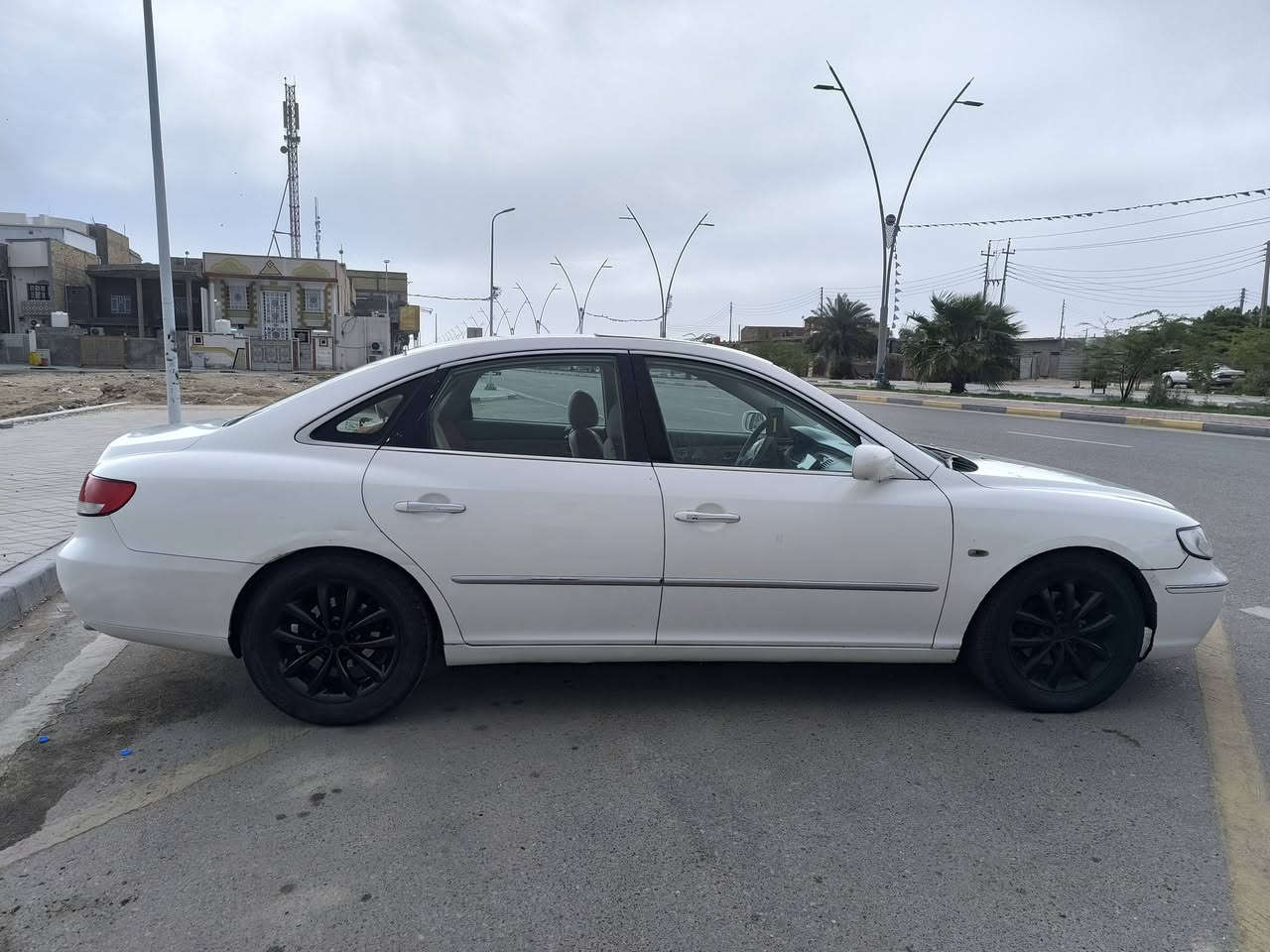 أزيرة خليجي فول مواصفات  خليجي كفالة عامة من الحادث والصبغ والمحرك والگير محرك (3.300) مامفتوح طخم تاير حدادة جديدة تبريد ممتاز منظومة زنون عالي ناصي اصلي رقم دولي جديد بأسمي تحويل مباشر موديل(2006) بيع او مراوس البصرة متواجد واتساب (***********) السعر (95)
