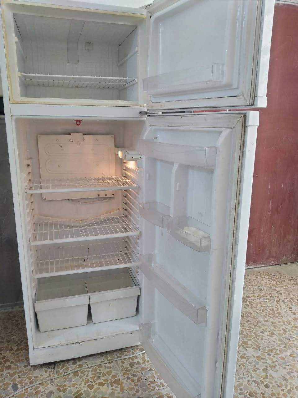 ثلاجه و براد للبيع شرط الشغل مع ضمان ١٥ يوم ميعجبك التبريد او التجميد ترجعه تاخذ فلوسك مع جور نقل الخاص والواتساب مفتوح***********
