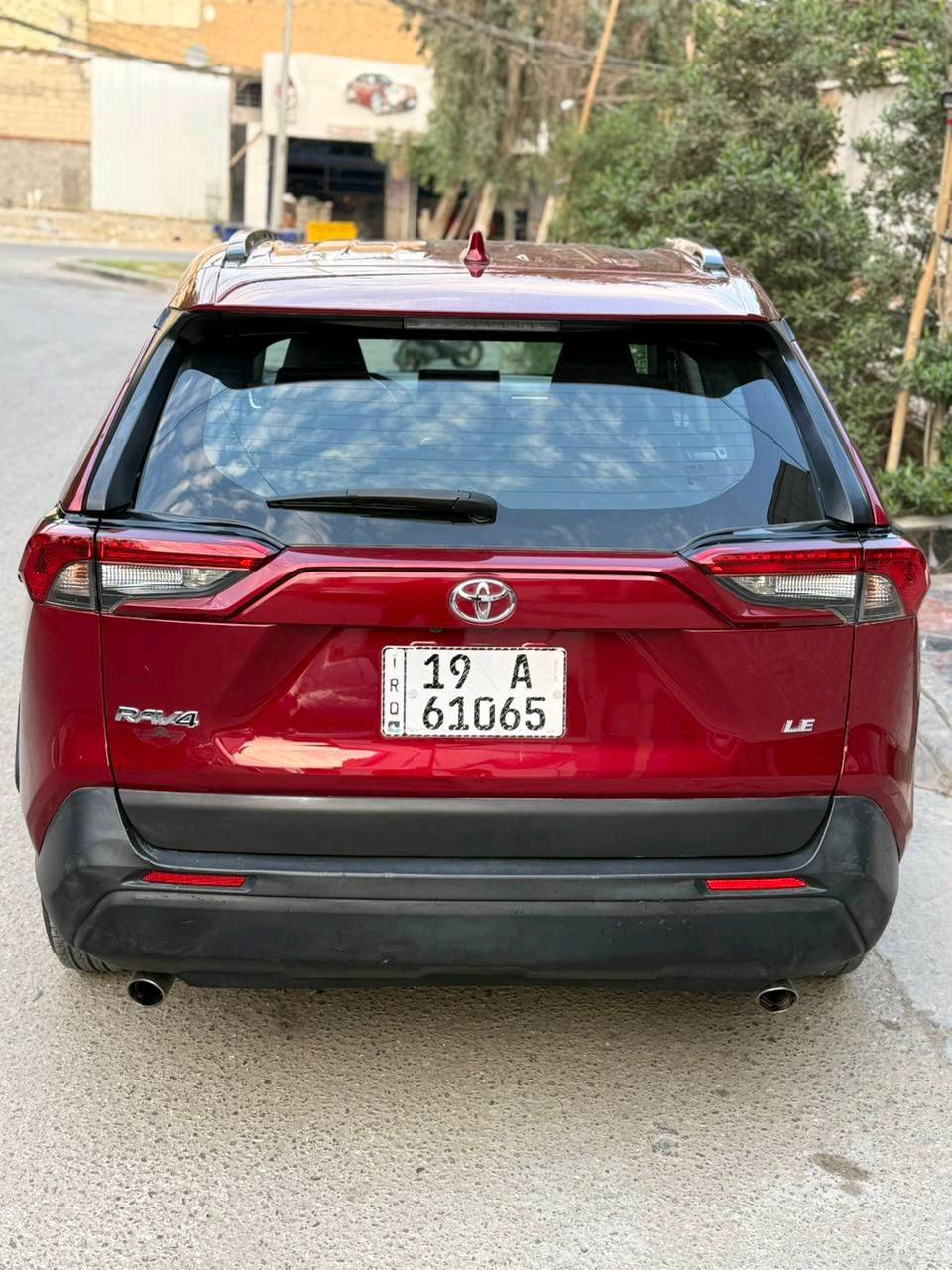 سيارة تويوتا راف فور LE موديل 2023 بلون أحمر غامق. بحالة ممتازة مع كفاءة قيادة عالية وراحة مثالية في الاستخدام اليومي. فحص شامل للسيارة ويبين عدم وجود أية أضرار هيكلية أو خدوش واضحة. مناسبة جداً للعائلات أو الأفراد الباحثين عن سيارة اقتصادية وعملية.