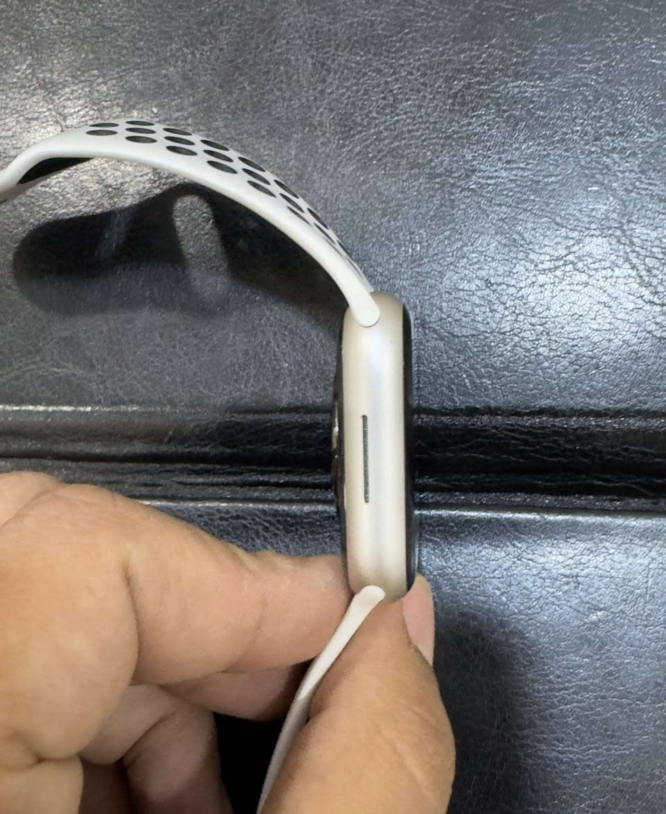السلام عليكم
للبيع ساعه ابل جيل 7 إصدار Nike  حجم 45
شرق اوسط بطاريه 82 نضافه 95% كامل ملحقات الاصليه ماعدا الكارتون ضايع ووياها هديه 4 سيورة
رقمي ***********
