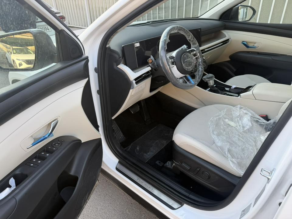 السلام عليكم توسان خليجي ضمان الأولى زيرو موديل 2025
مواصفات 
ويل 19

صندوق كهرباء 
كشنات تدفئ تبريد كشنين كهرباء 
حساس امامي خلفي 
شاحن واير ليس 
 
السعر240 $/مرقم كامل
المكان الكراده 
رقم الهاتف 
***********
