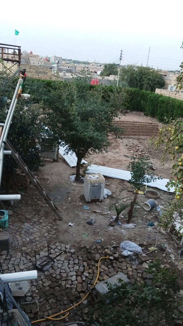 قطعه للبيع 650 متر مع بيت كامل مجاور للقطعه طريق المجر قرب مطعم طواحين الهوئ ***********
