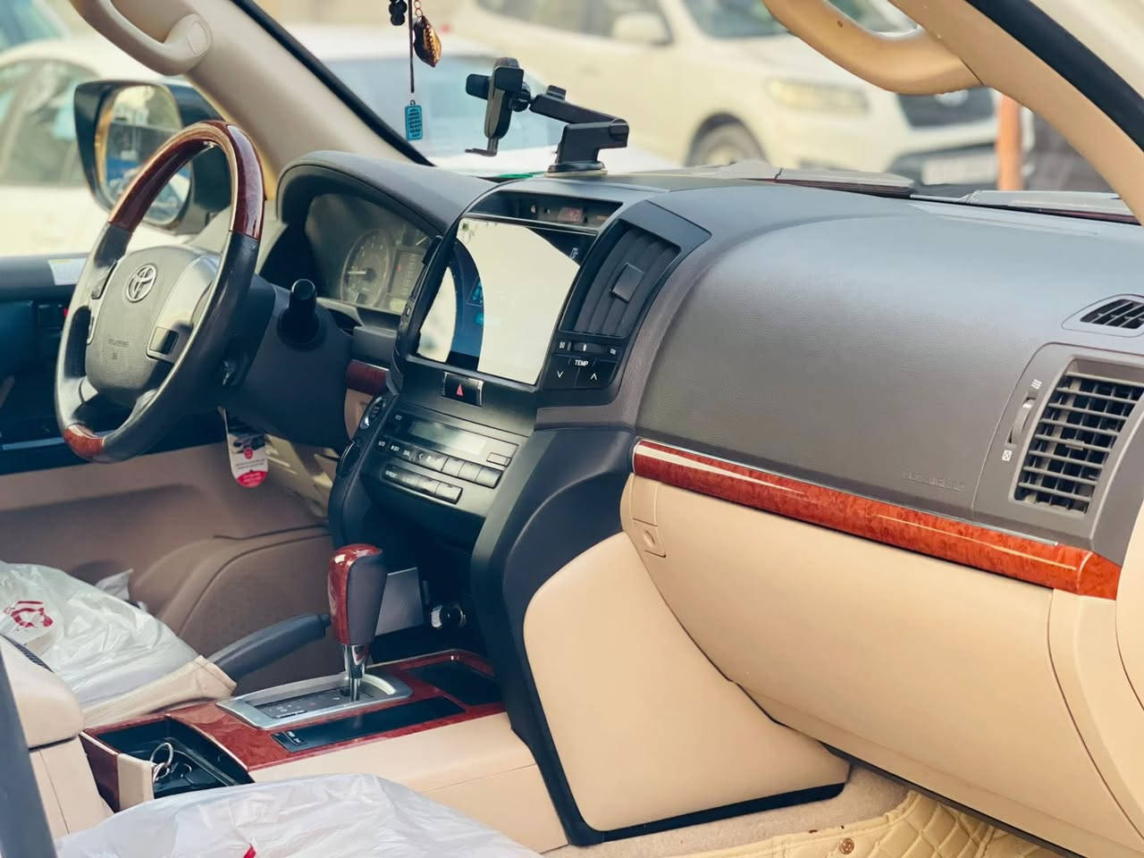 سلام عليكم
لاندكروز 2015 

للبيع خليجي فول    مكفول        نظافه 100/100 

مواصفات 

تحكمات ستيرن 

فتحه بسقف سلايد 

تشغيل بصمه 

شاشه كبيره كامره خلفي  

كشافات امامي 

مكينه 6 ممتازه جدا 

داخل نظيف جدا  بواضع لوكاله 

سياره جاهزه من كلشي 

بيها بابين فتح تعيار فقط 

   (خاليه من العيوب والخدوش )

مكان سياره بغداد الكرخ

الهاتف ***********
