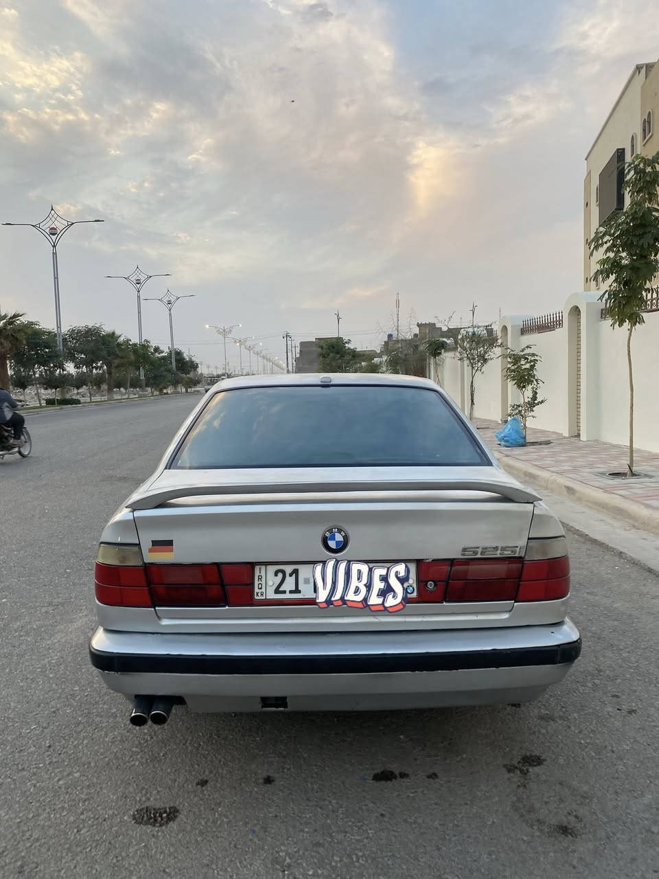 BMW للبيع
موديل 1993 رقم سليمانية دولي 
سنوية وهزة جديدة بأسمي تحويل ثاني يوم
مكينه وگير خير من الله + تبريد ثلج 
كهربائيات كامله مابيهة اي نقص + منظومة زنون 
السعر 57$ 
مكان السيارة كربلاء
للاستفسار ‭0789 359 6033‬
