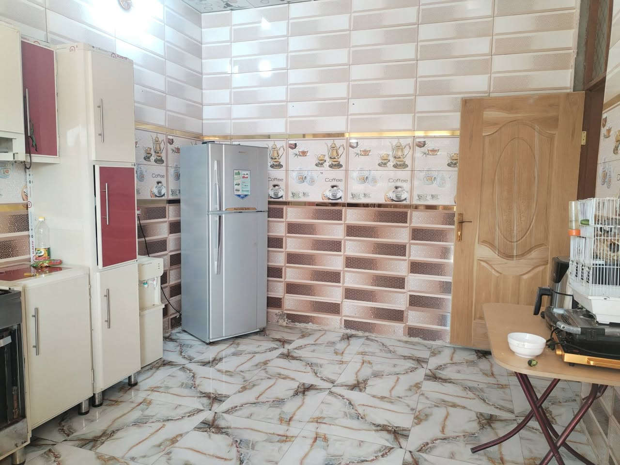 بيت للبيع – منطقة وردية خارج قرب أبو كيرة
مساحة 300 متر
بيت مرتب ومريح، بي حديقة ومساحة خارجية واسعة، مناسب للعائلة وسكن هادئ.
يتكون من:
غرفتين
صالة مرتبة
مطبخ
كَلدور
حوش وحديقة
كراج ومساحة خارجية واسعة
للاستفسار مراسلة الخاص أو الاتصال.
***********
